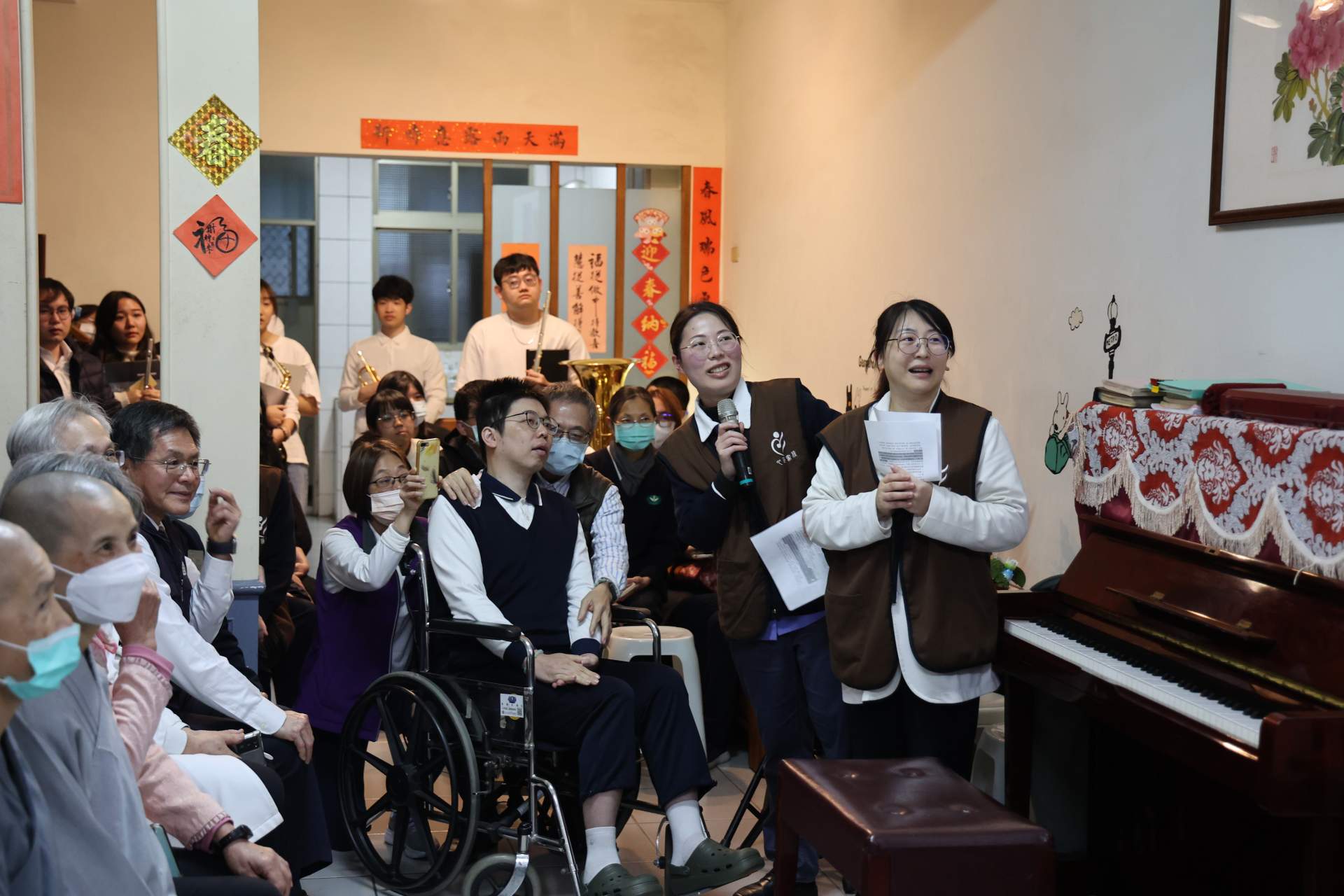 音樂會由花蓮慈院心蓮團隊與志工們一起舉辦,由平日與懿興互動最多的安寧居家護理師蔡菁菁(右二)以及安寧心理師譚譚湘綺主持串連起懿興溫暖的一生。