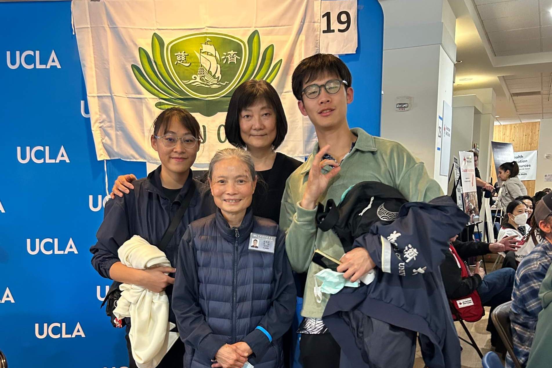 師生學生到位於加州大學洛杉磯分校救災中心協助每天都來擔任志工的師姑