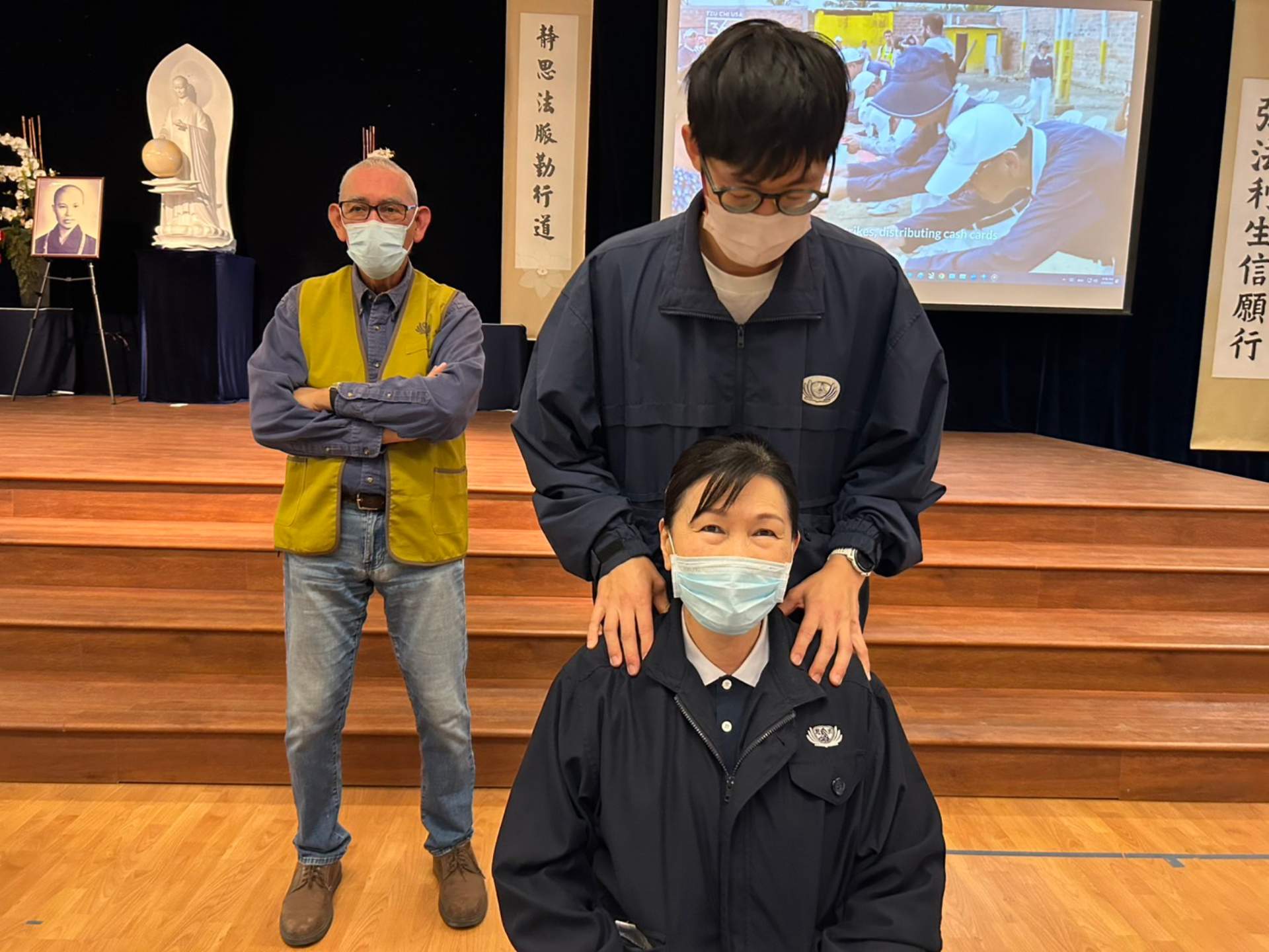 學生發揮物理治療專業,放鬆師姑肩部肌肉