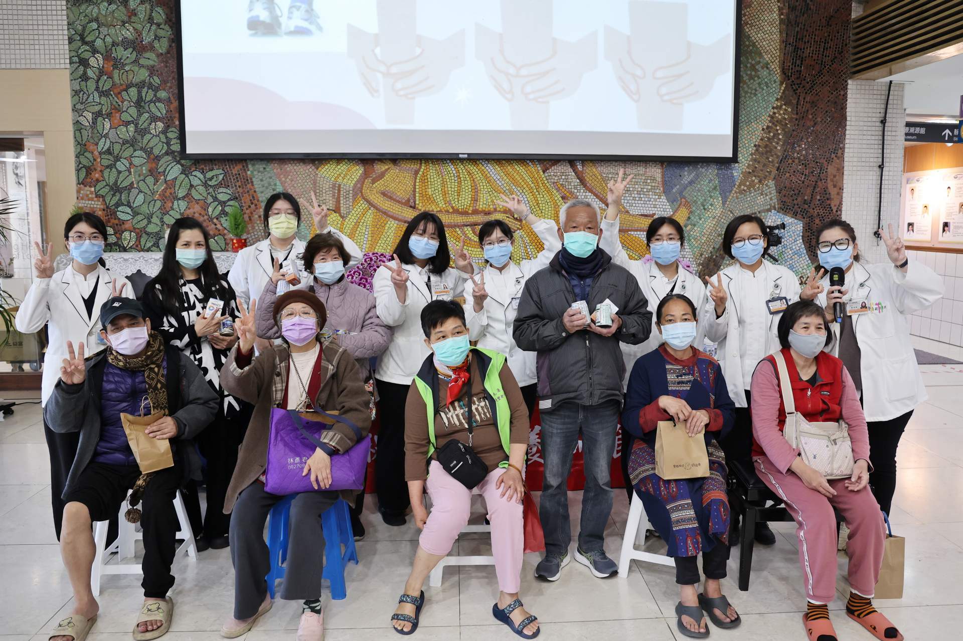 營養師團隊也邀請民眾一起測量小腿圍，了解自身肌力與營養狀況，現場民眾熱情響應。