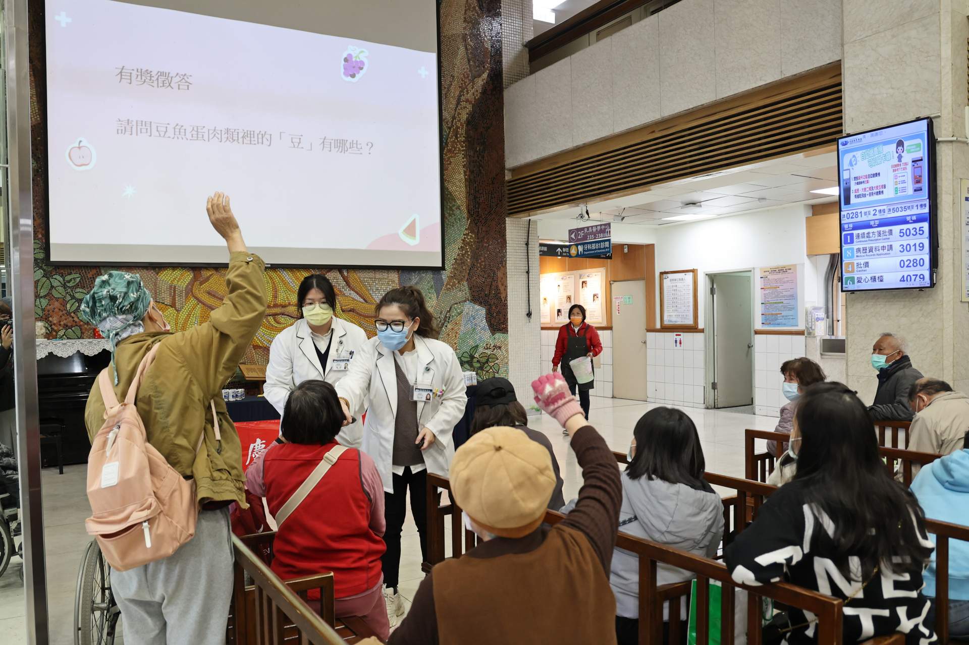 由營養師李安旂、楊靜一起分享，讓民眾更認識營養師，也帶領民眾「自我檢測營養與肌力」狀況。