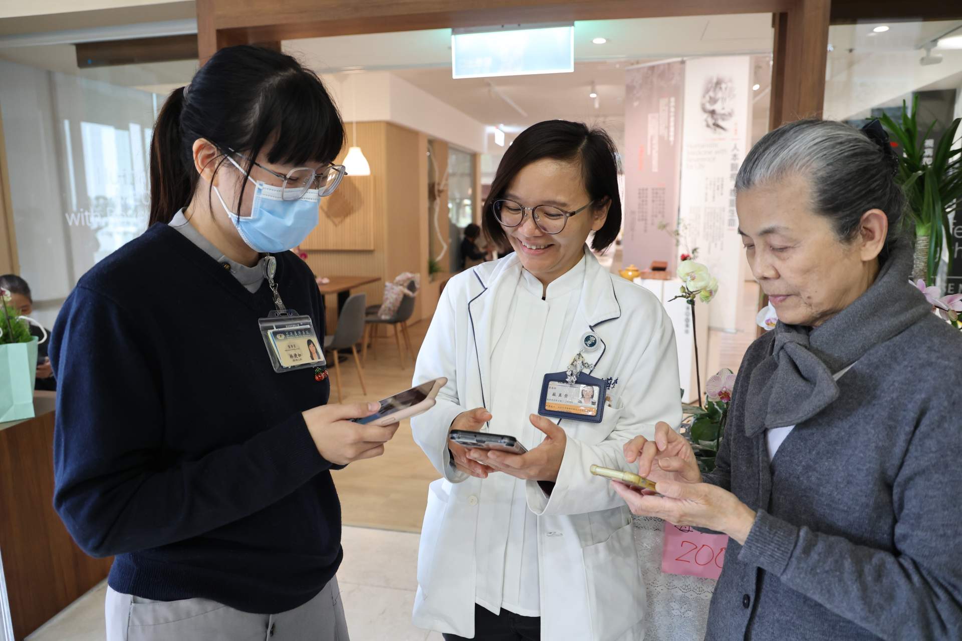 花蓮慈院在去年10月成立「花現蔬福社」，社長營養師蘇真瑩(中)、志工室主任顏惠美(右)邀約同仁加入社團。