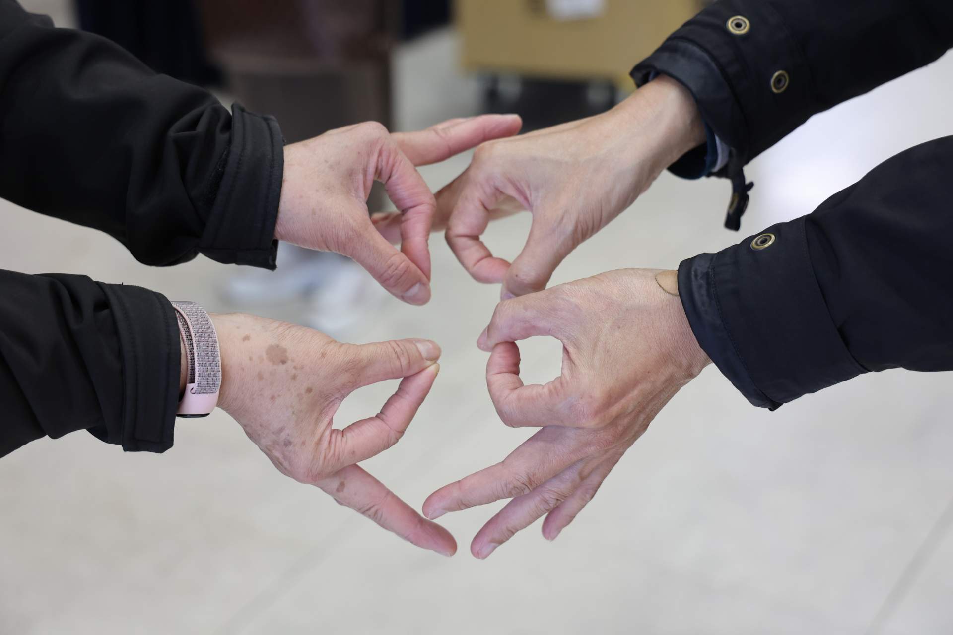 營養師李安旂分享簡單的自我評估方法，如手比OK，觀察虎口肌肉是鼓起、平坦，還是凹陷，若是凹陷代表肌肉流失有營養不良的風險。