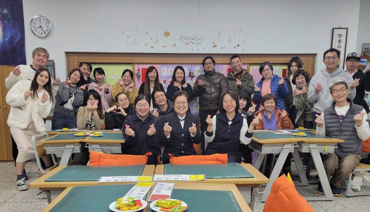 校長與家長們合影,希望親師攜手合作,幫助孩子養成關鍵學習習慣。