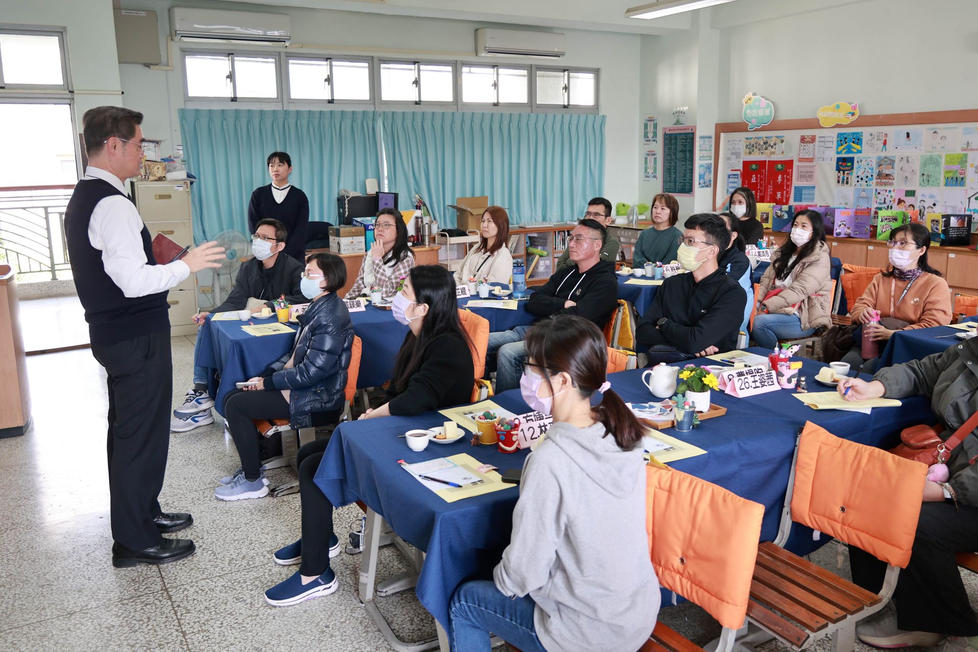 校長至六年級各班說明直升本校國中部的優勢,鼓勵家長一起為孩子的未來學習鋪路。