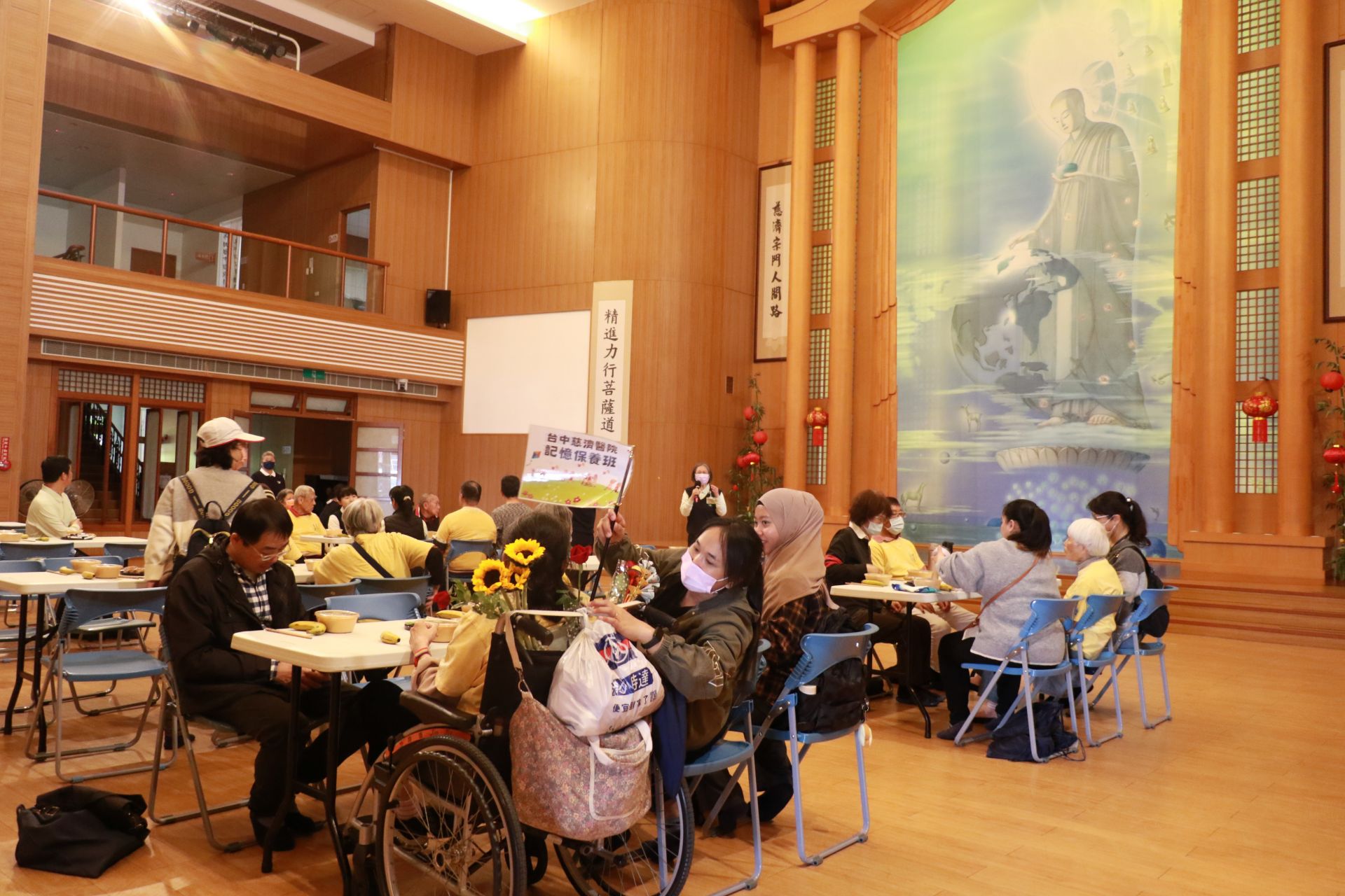 記憶保養班到慈濟東勢靜思堂享用素食中餐。