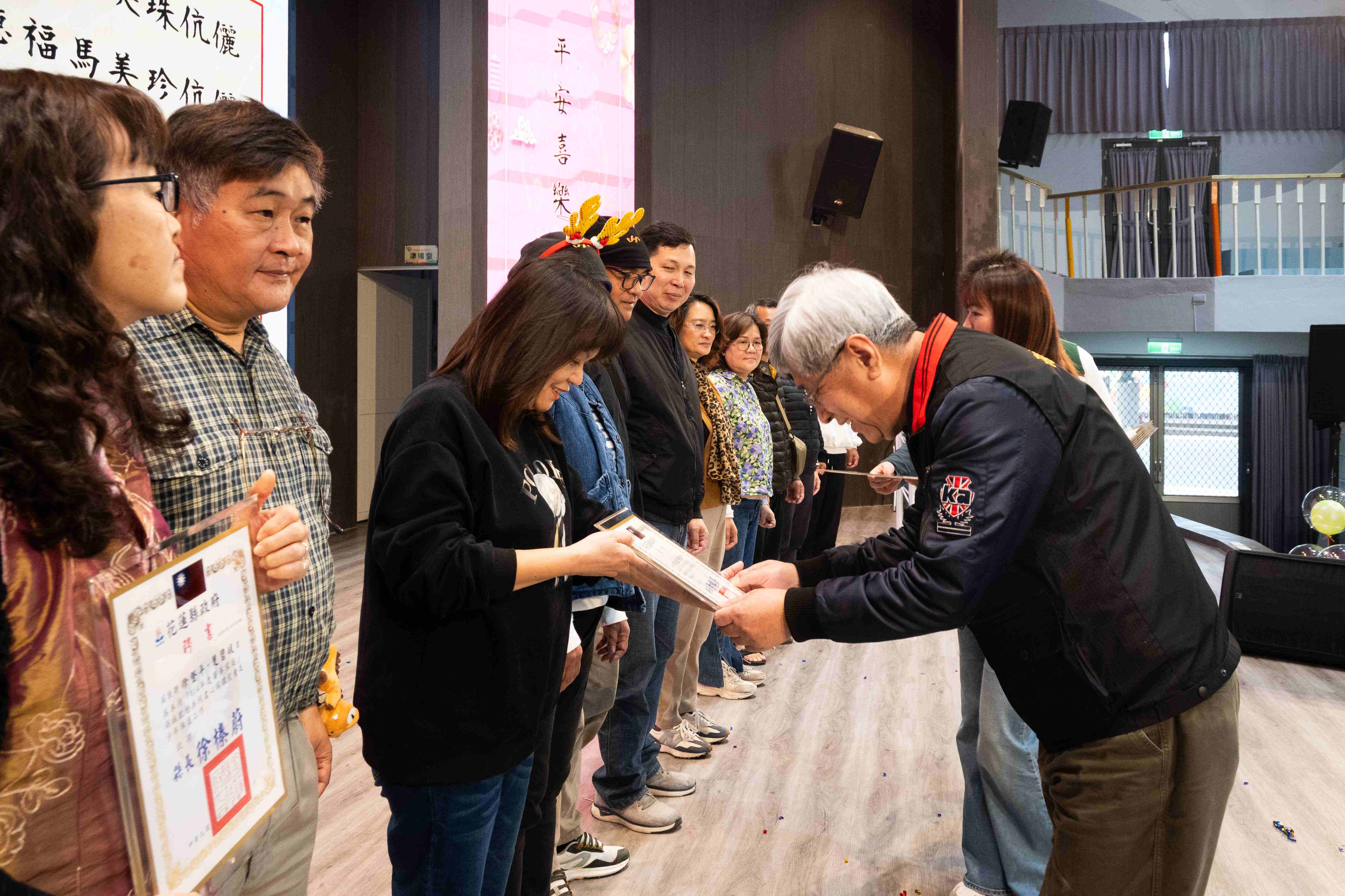 社會處處長陳加富親自頒發證書