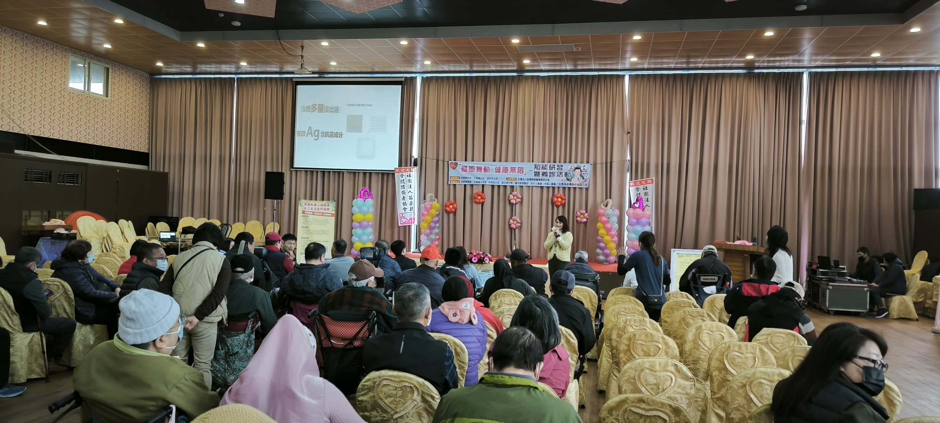 台中慈濟醫院傷造口護理師張華茹主講壓瘡的照護與新型敷料的應用。