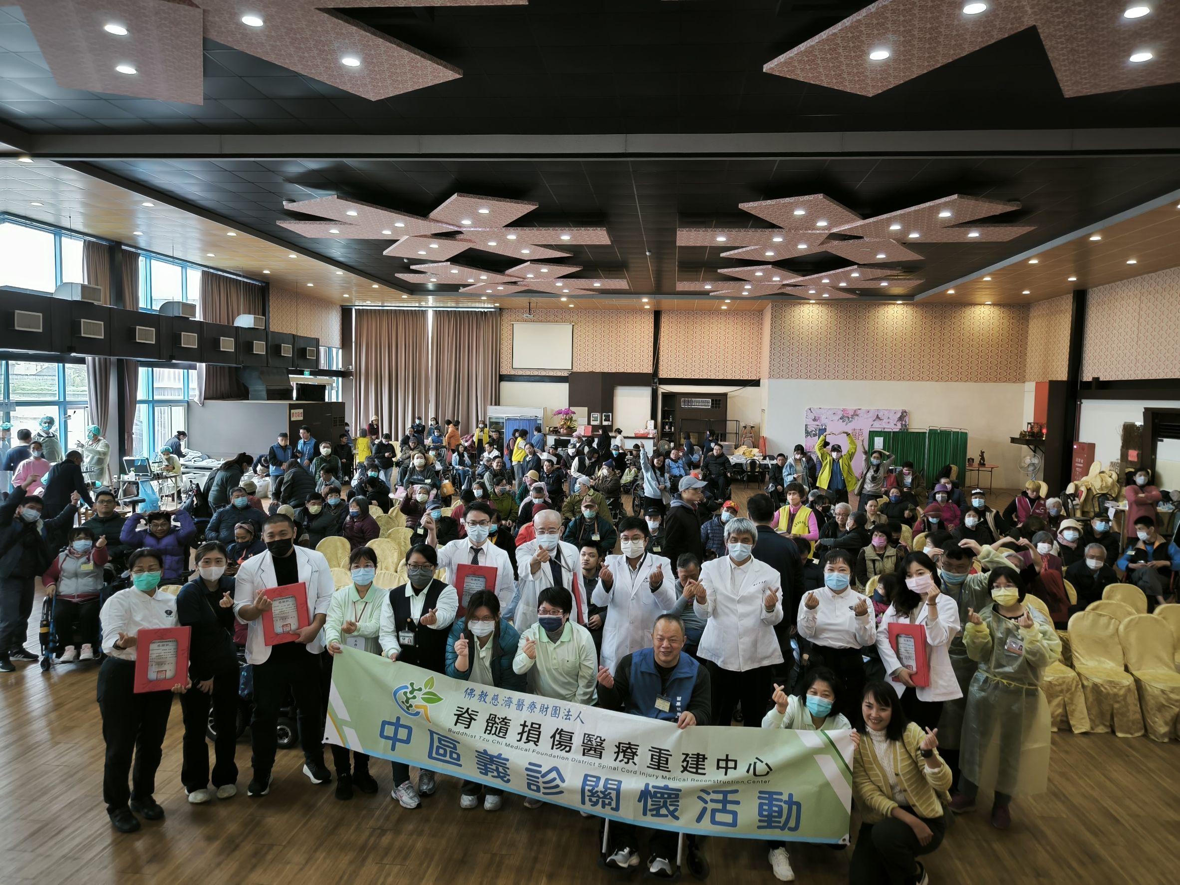 苗栗縣脊髓損傷協會理事長官有文(前排右三)致贈感謝狀與慈濟團隊及傷友合影。