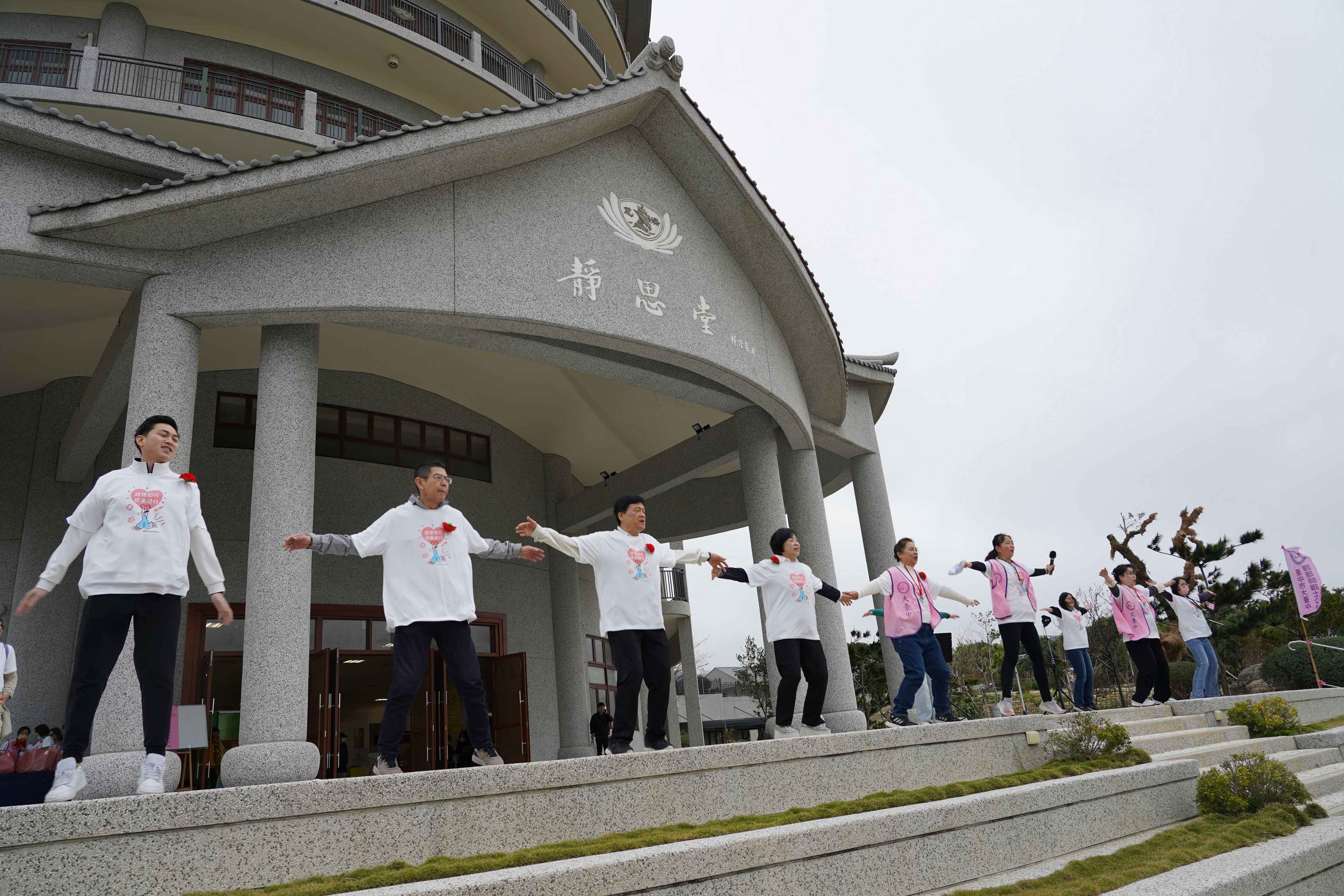 大臺中護理師護士公會健走活動,中央與地方政府指導長官共襄盛舉,臺中市政府衛生局長曾梓展(左三)一起帶動暖身操。