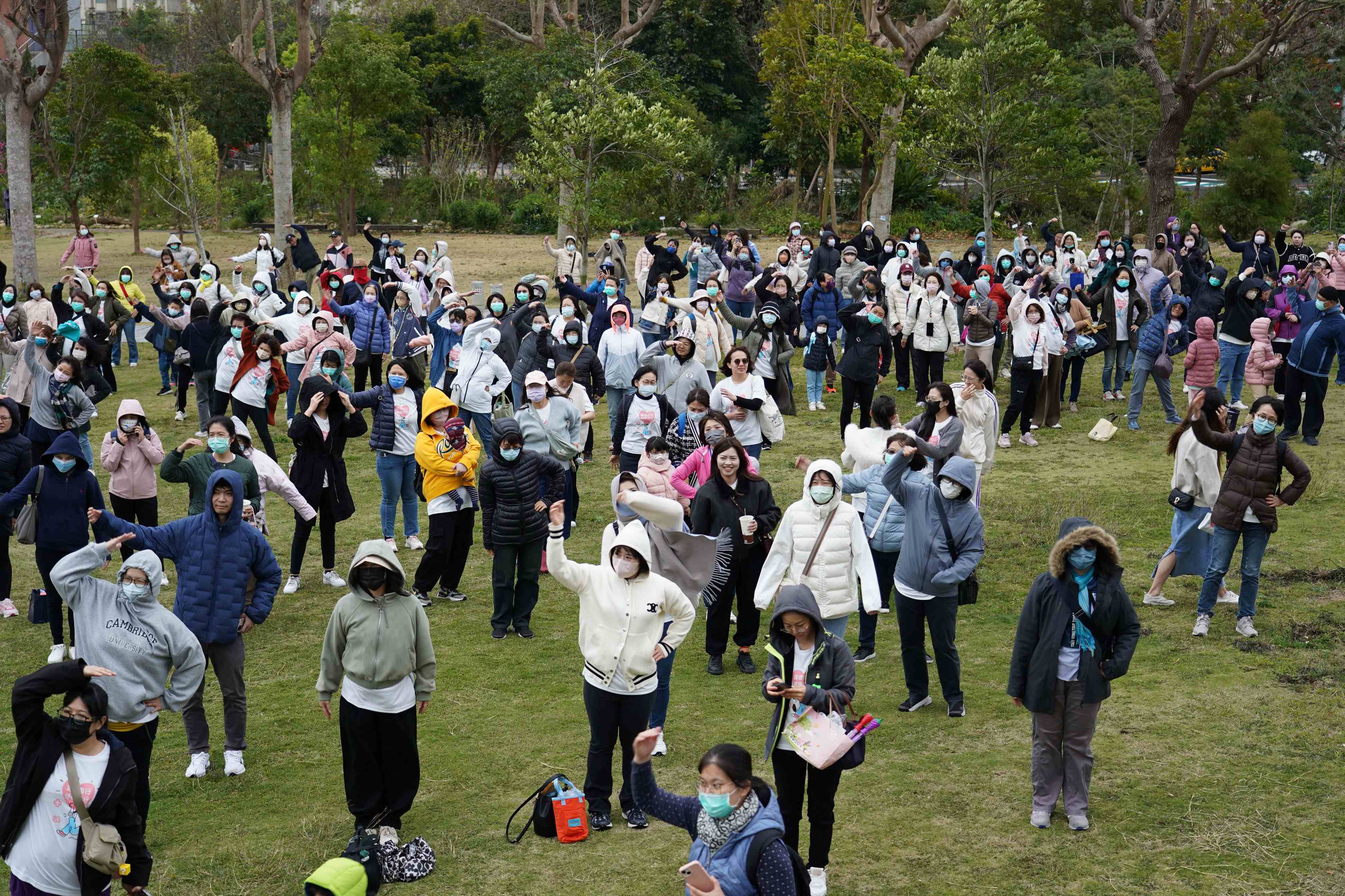冷氣團來襲,寒風颼颼夾雜細雨,但護理人員熱情不減,隨著音樂擺動身體做暖身操。