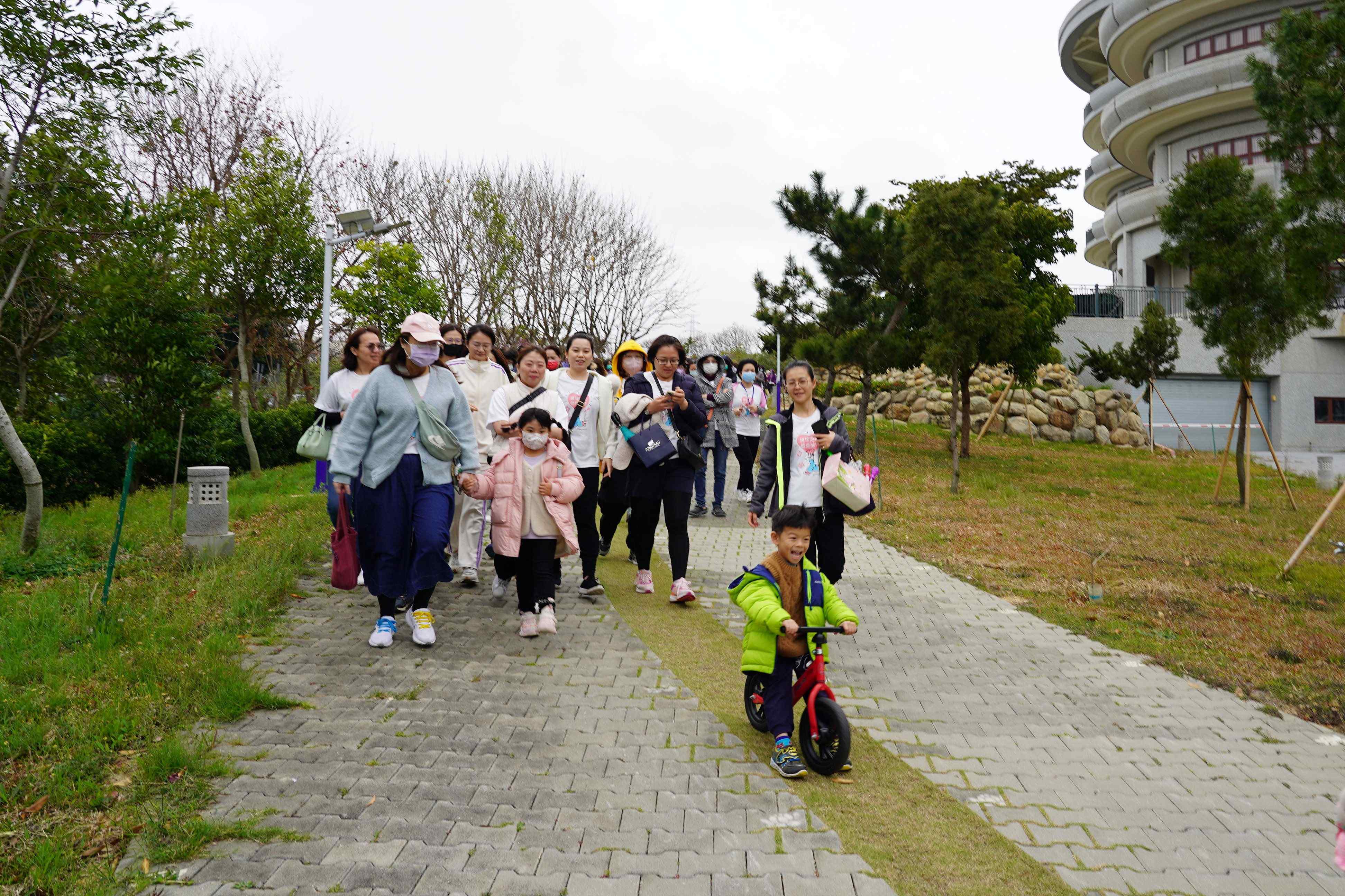 健走路線沿東大慈濟靜思堂周邊展開,護理人員攜家帶眷同行,享受運動樂趣,體會健康生活的重要性。