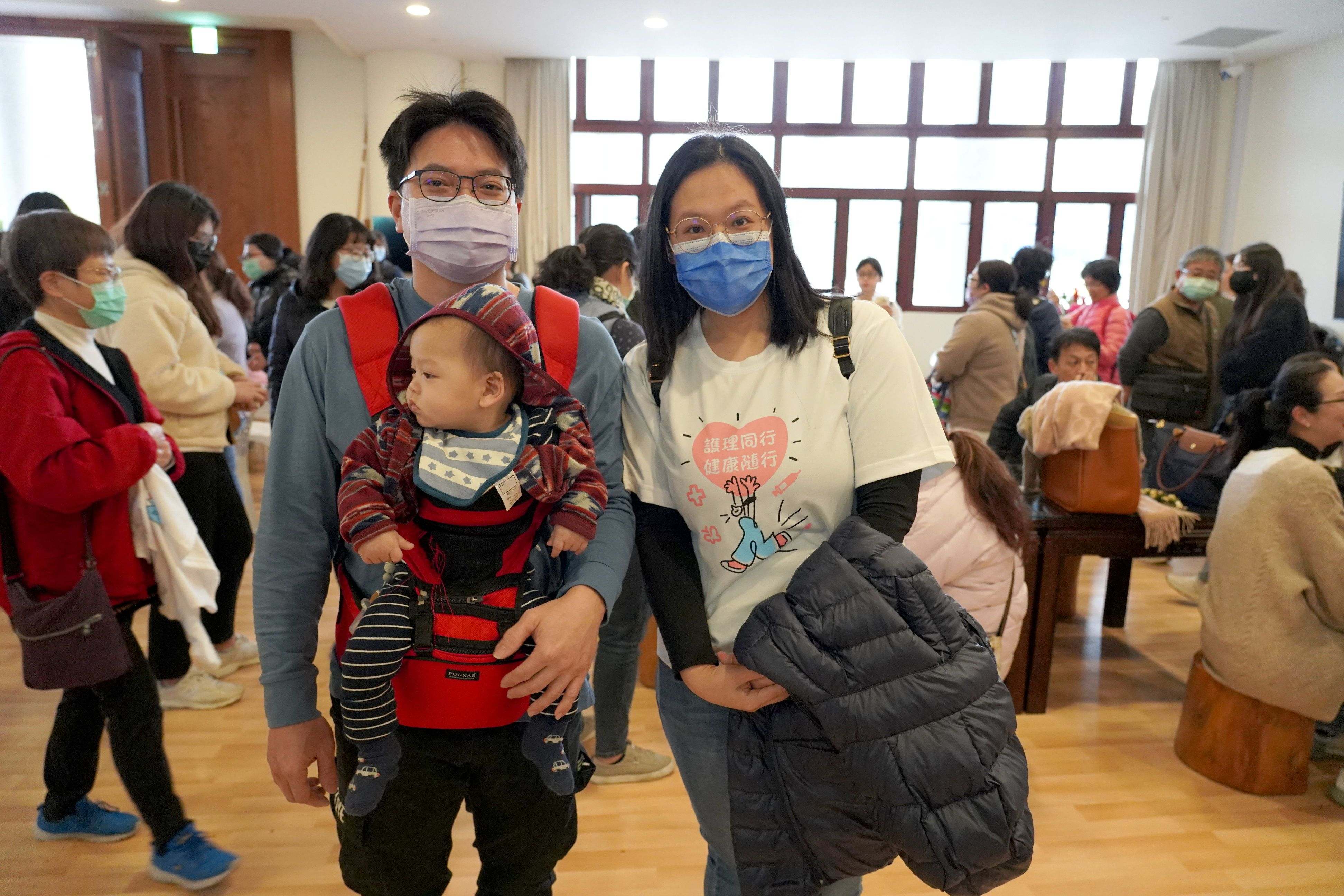 護理師王小姐(右)因工作忙碌少有運動機會,這次特地帶著先生和孩子參加健走,感受健康生活的美好。