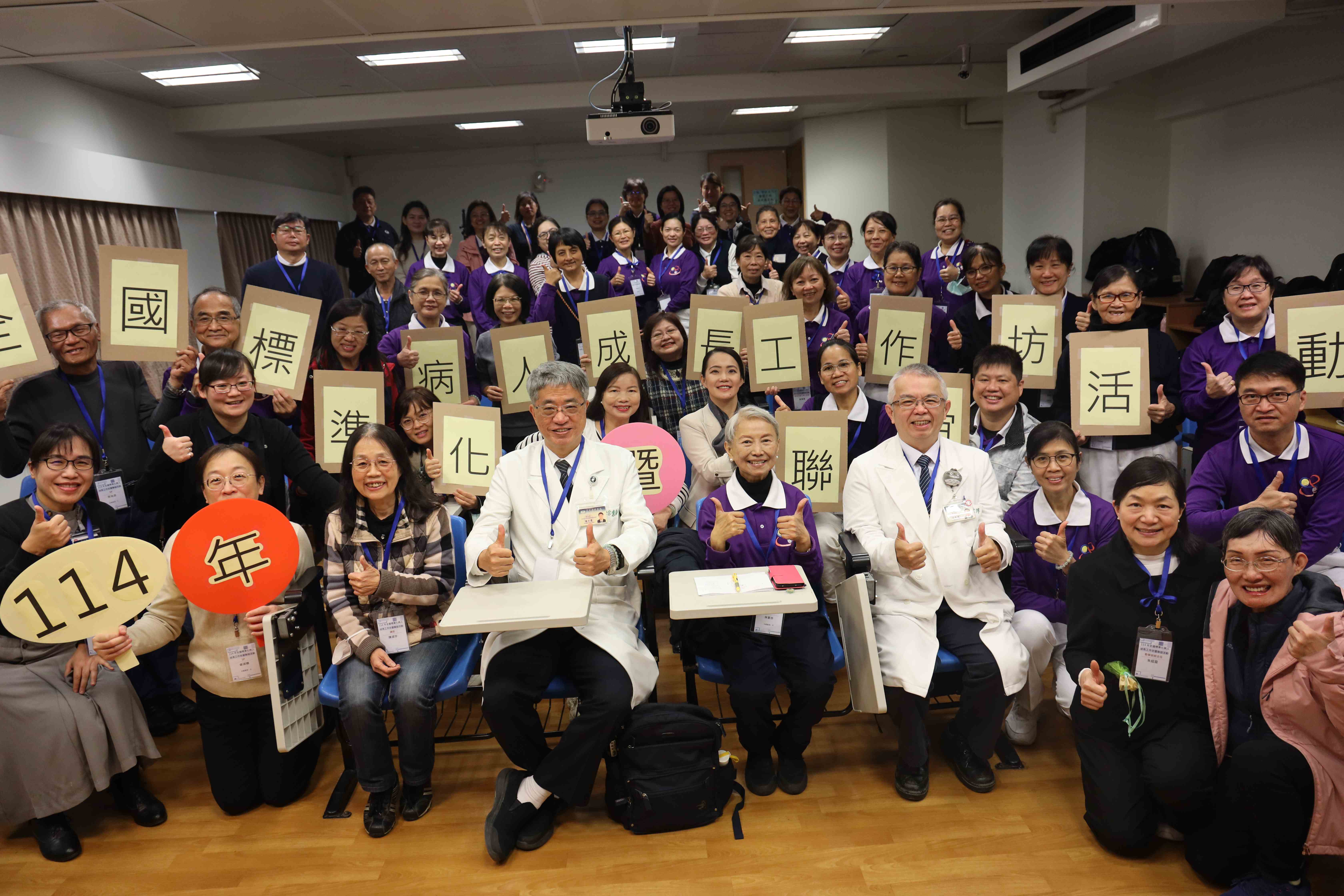 花蓮慈院標準化病人訓練中心擅長以分組和互動性的教學方式,加深學員的互動和觀察力與記憶力。(吳宛霖攝)