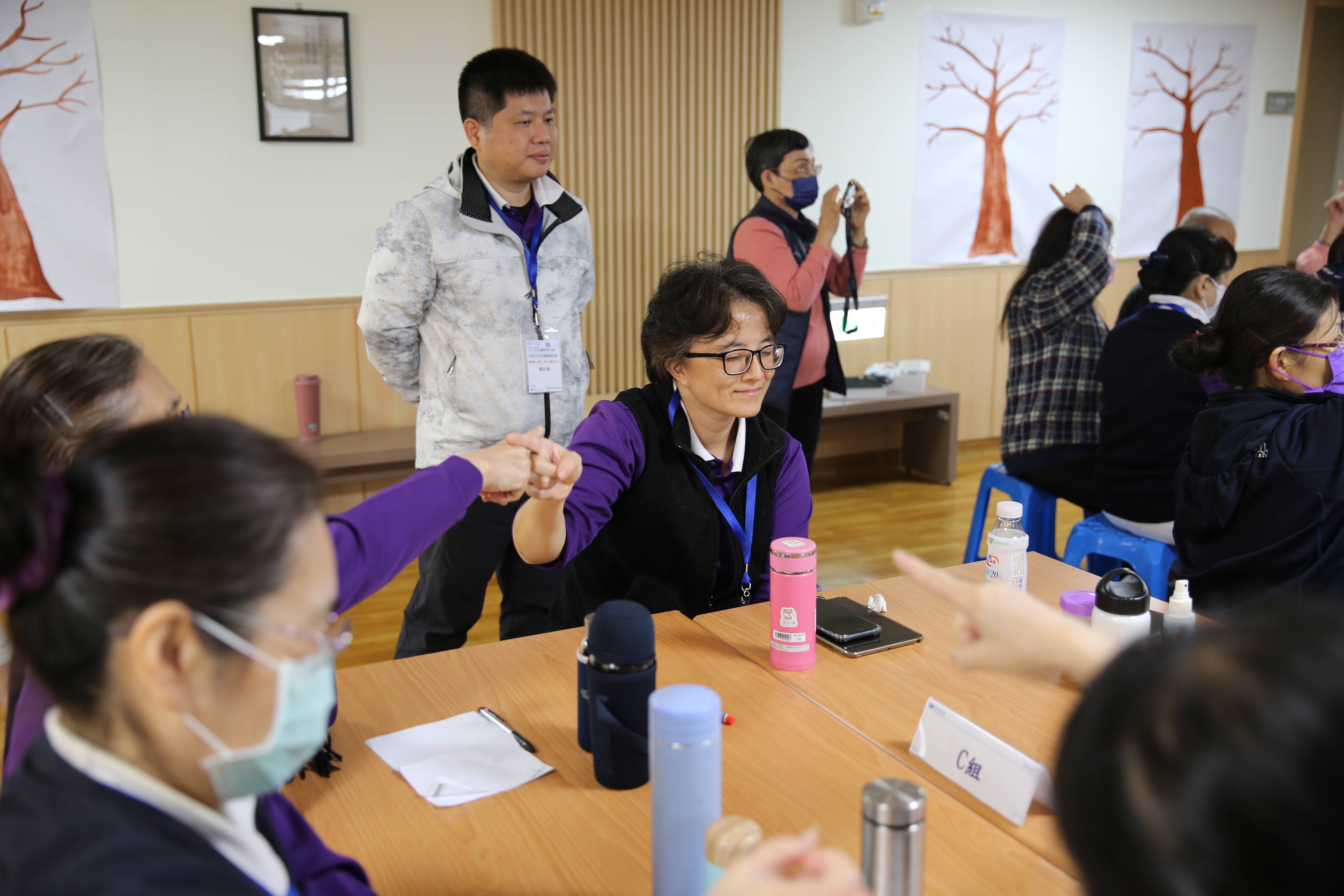 台灣標準化病人協會與花蓮慈院合作,以超強師資陣容為標準化病人增能升級。右三為花蓮慈院婦產部副主任高聖博醫師、右二為台灣標準化病人協會理事長陳淑宇。(攝影/吳宛霖)