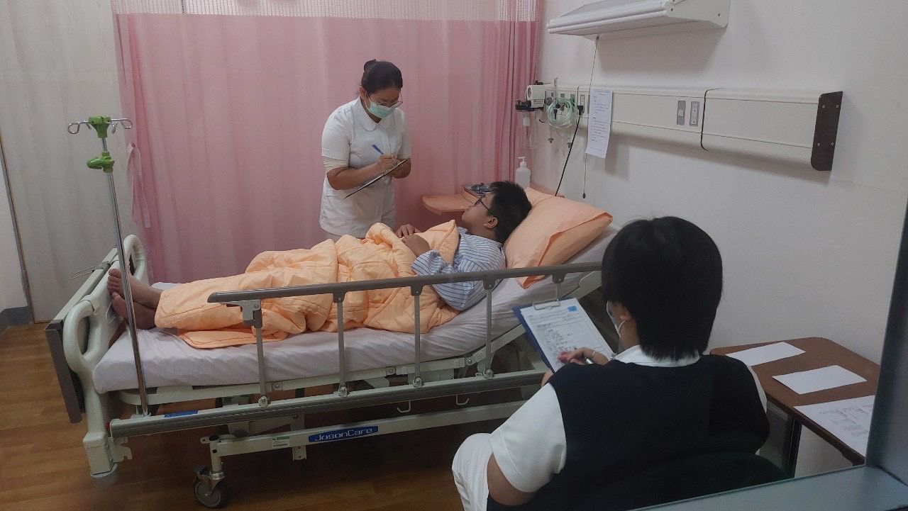 模擬病房情境,護理學生透過與病人對話,了解病情並加強臨床實踐經驗。