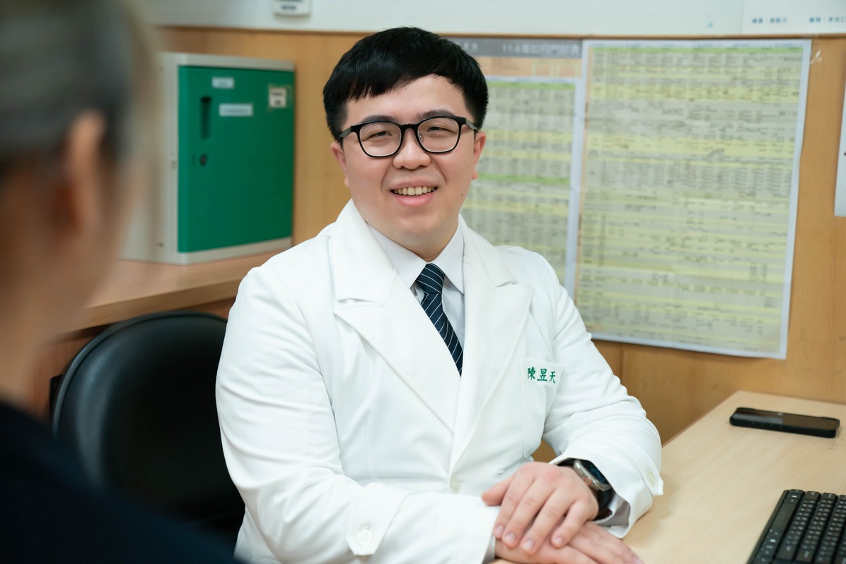陳昱天醫師看診示意照。