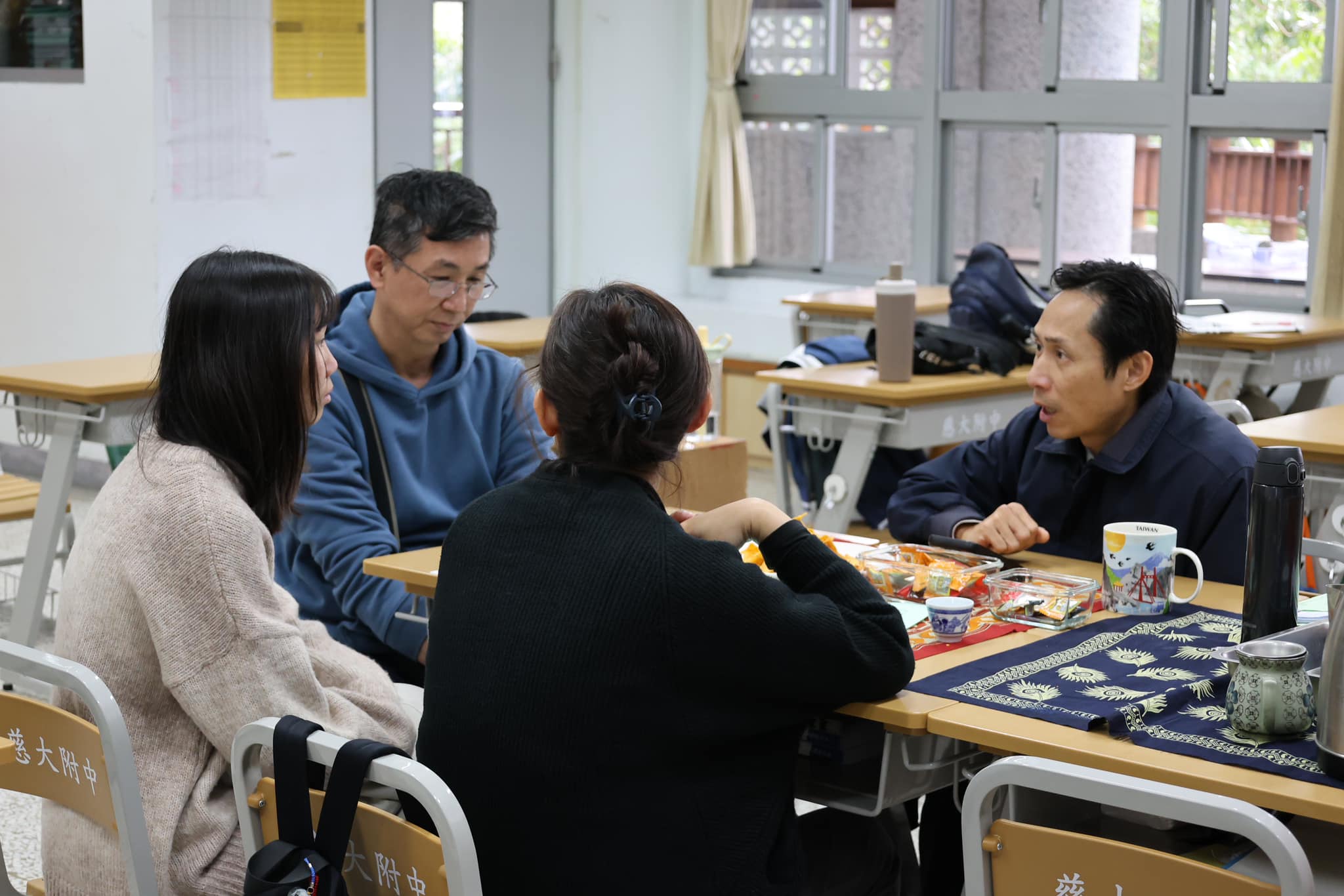 國三班級導師進行一對一面談,針對學生的學習與升學規劃提供個別化的建議與指導。