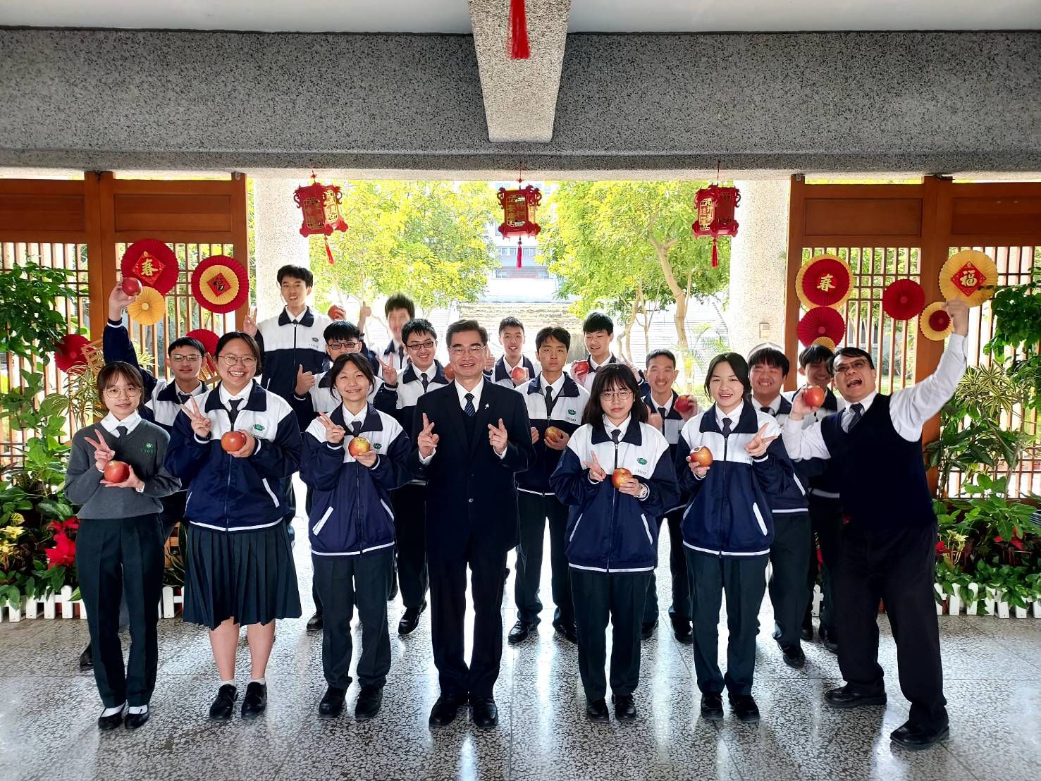 臺南慈中重視品格教育,培養學生自律與積極態度,幫助學生在學習過程保持專注,發揮潛能。
