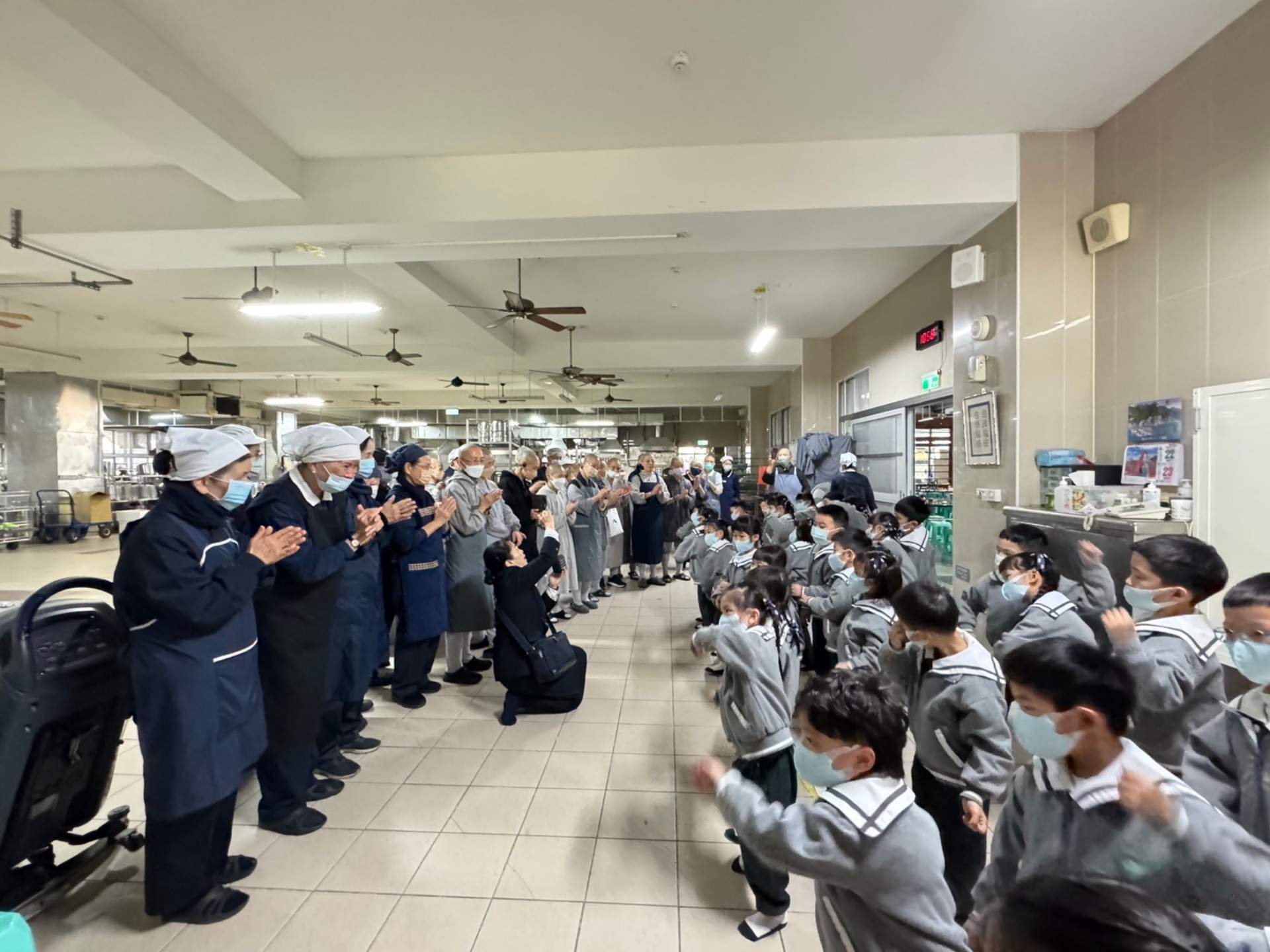 幼兒園小朋友到大寮向師父拜年