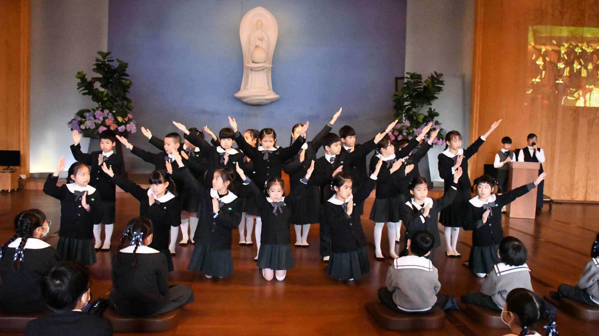 小學部演繹「心燈」手語歌曲
