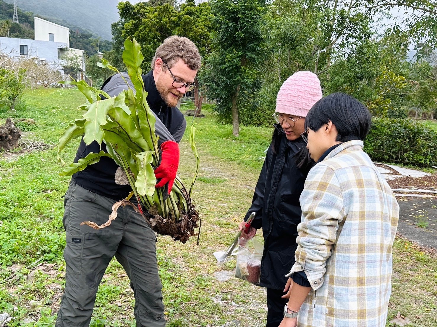 這次課程邀請到德國籍土壤生物學專家Tobias Neugebauer老師，他專精於堆肥技術、不翻耕農法、土壤微生物研究等，他直接帶學員在慈大耕福田農場進行實作！