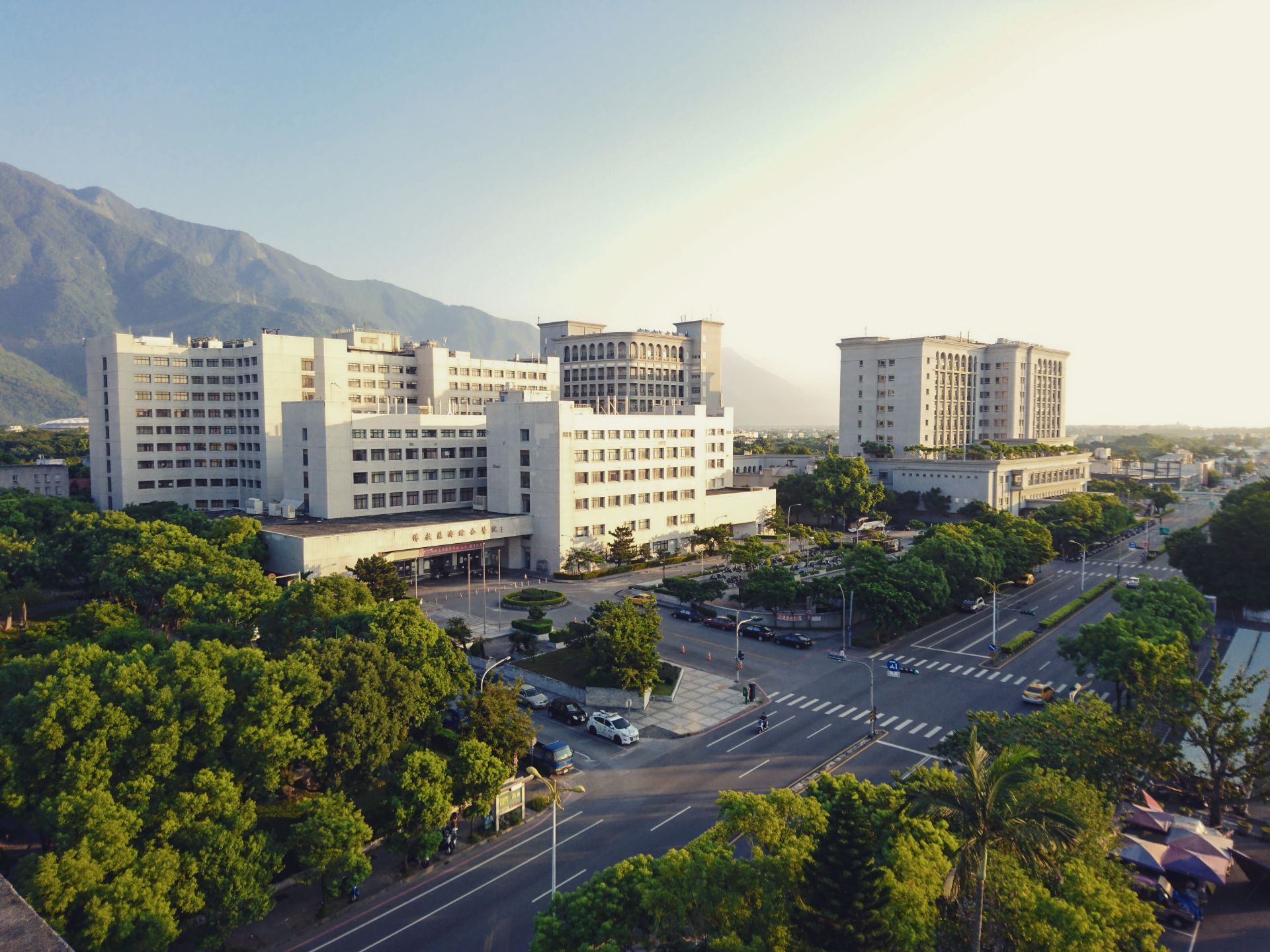 美國新聞周刊(Newsweek)與全球數據公司「Statista」日前公布「World's Best Hospitals 2025」全球前250強醫院,並發表各國當地醫院排名。花蓮慈濟醫院在臺灣排行前35家醫院中,今年晉升到第12名,是六都之外排名最高的醫學中心。