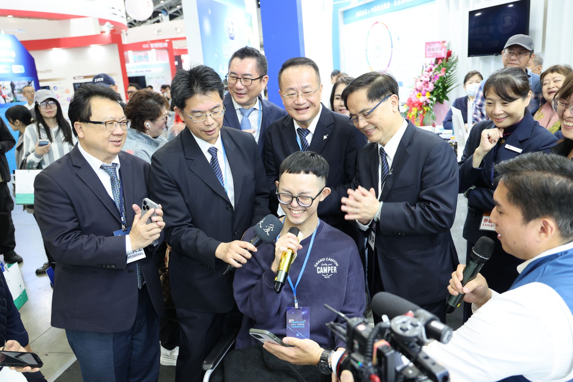 在花蓮慈濟醫院接受中西醫精準治療的涂先生(中),在2024台灣醫療科技展分享,真的很感恩花蓮慈濟醫院團隊,他在接受治療一週,就可以感覺到身體以及腿部的變化,帶給他和家人希望。