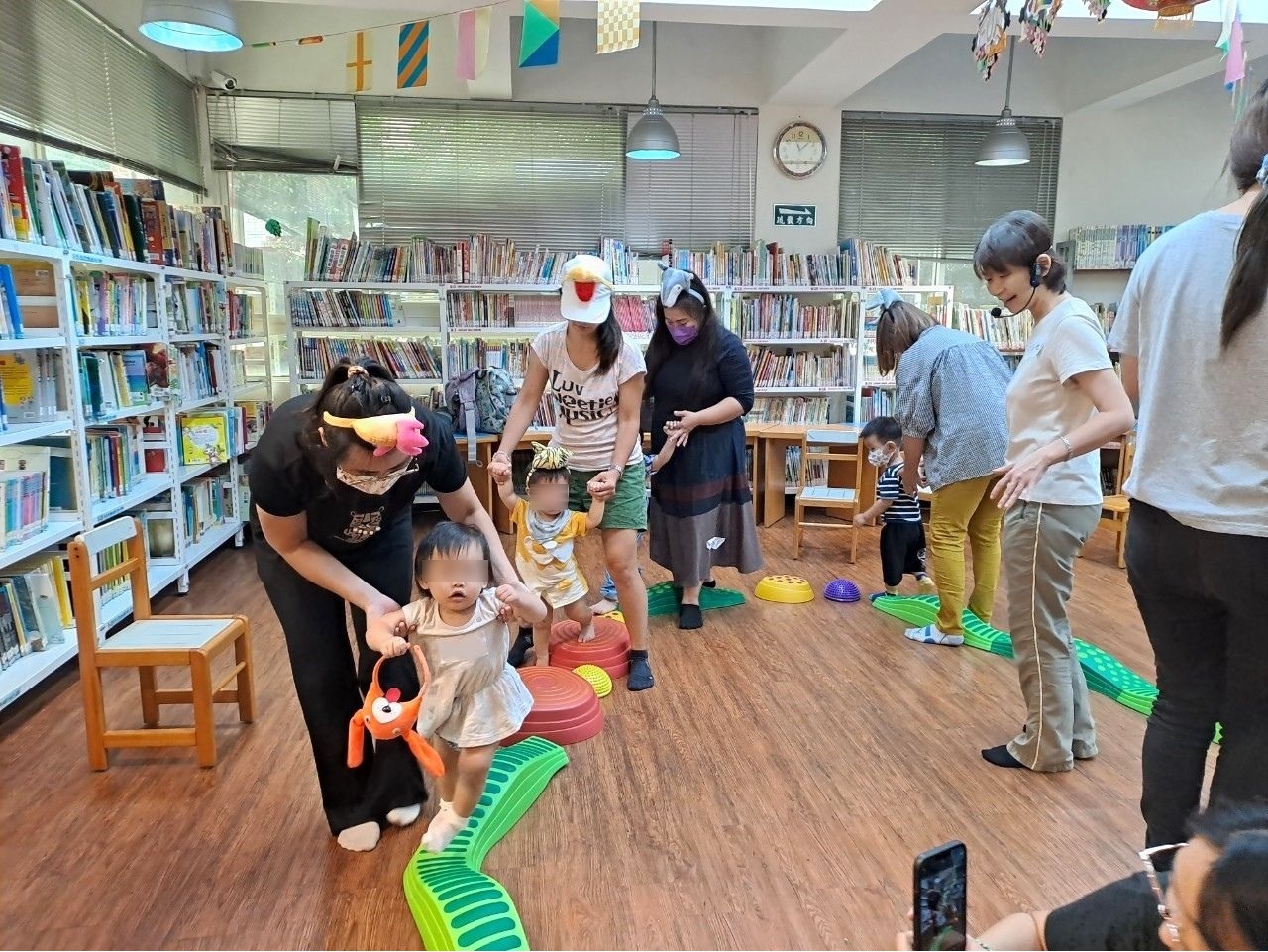 行動療育親子團體,親子一同遊戲。