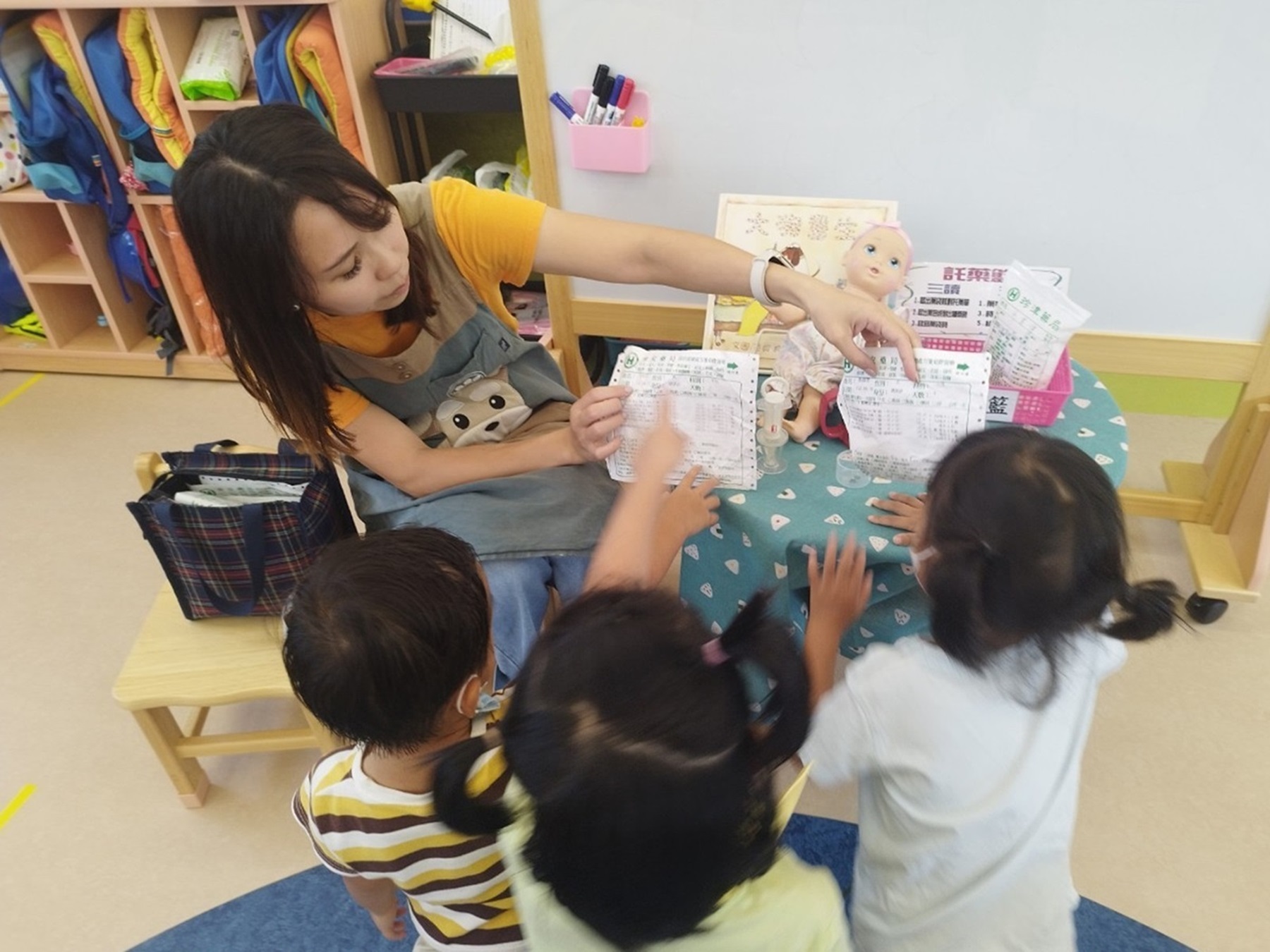 認識藥袋和藥品,引導幼兒自己的藥要收好,且不能隨意拿別人的藥來吃(雲林縣仁和國小)