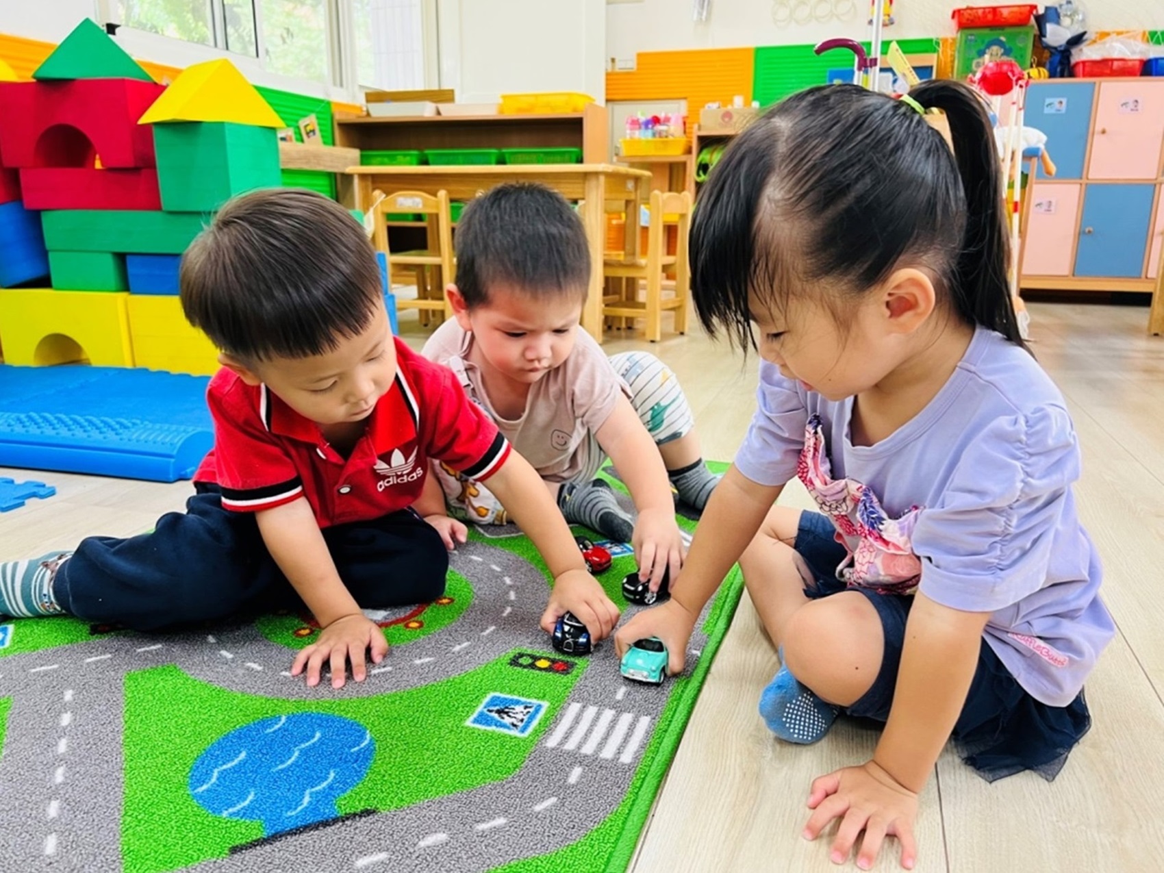 操作教玩具轉化交通安全知識於互動遊戲裡(彰化縣育民非營利幼兒園)