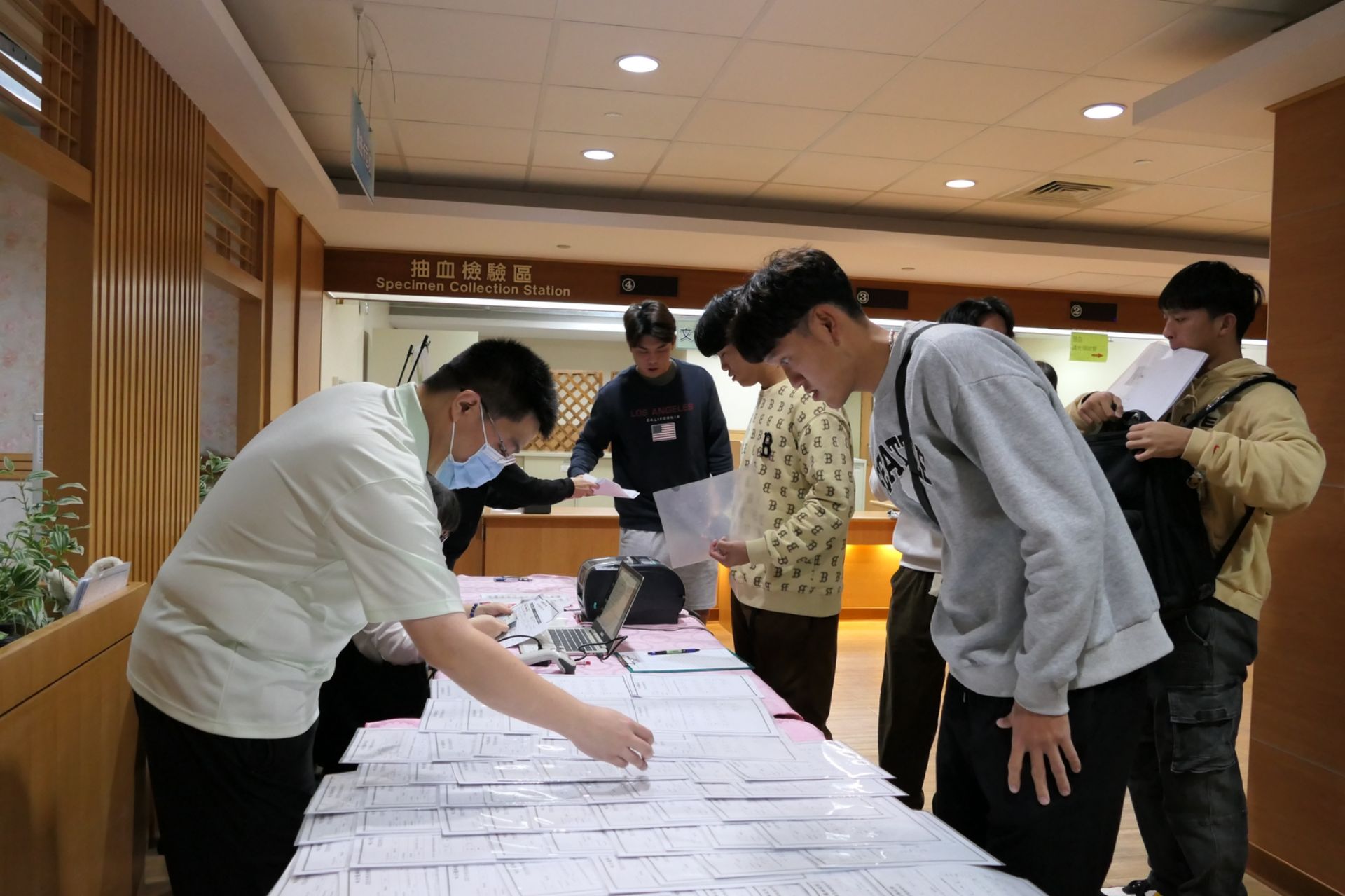 味全龍球團成員今早到大林慈濟醫院高級健檢中心,展開2025年年度健檢
