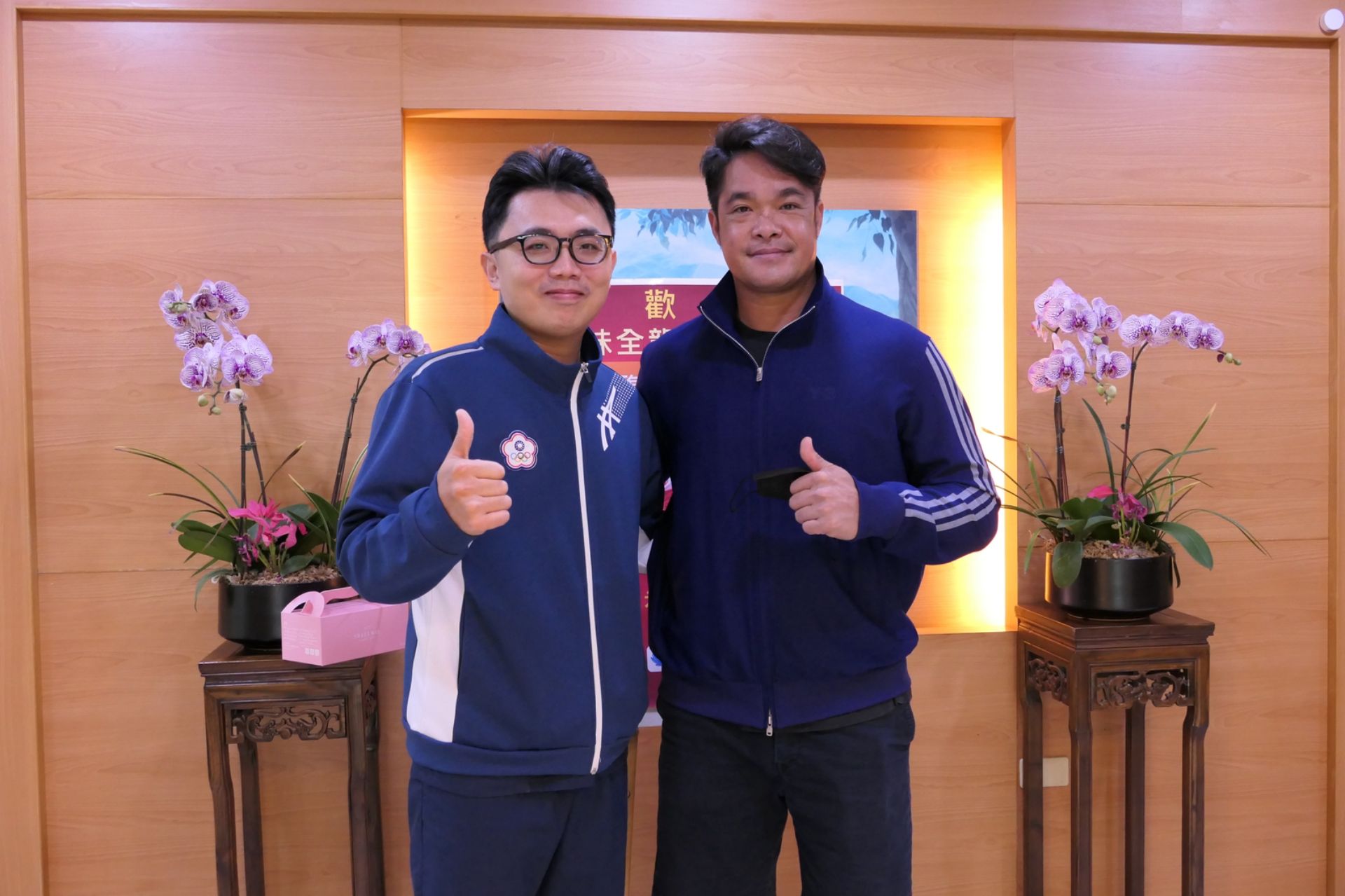 大林慈濟高功能運動醫學中心主任陳韋任(左)多年照顧球員健康,與林智勝有好交情