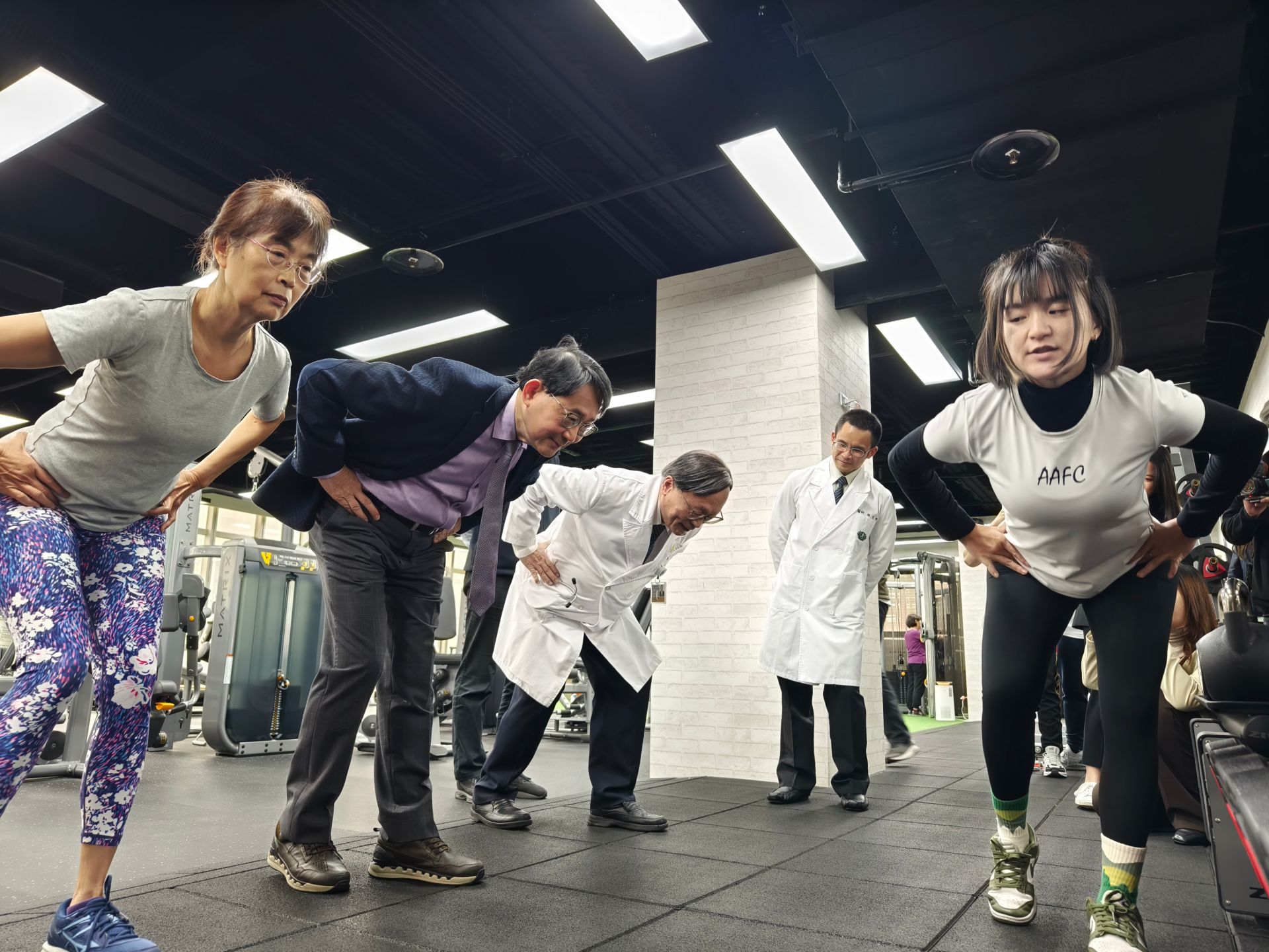 嘉義診所活齡運動中心訓練勇壯活齡。國衛院群體健康科學研究所所長邱弘毅(左二)
