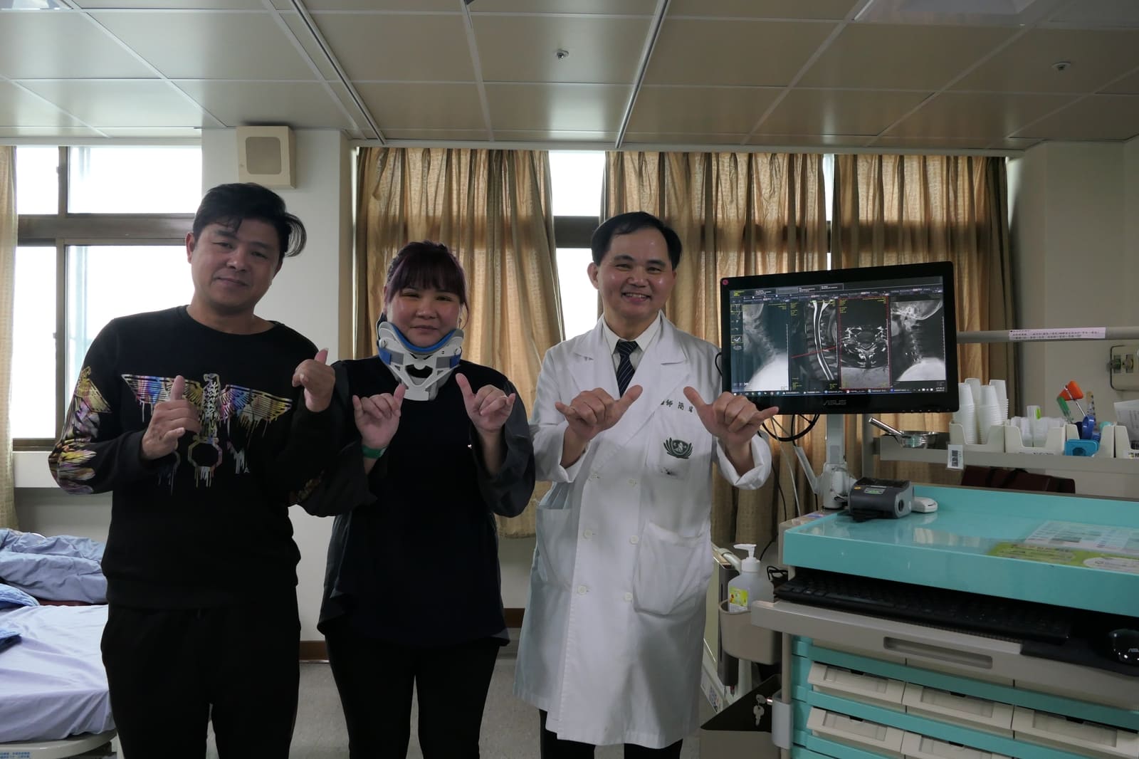 曾小姐手術後不再疼痛,她感謝簡瑞騰院長的專業,並祝斗六慈濟醫院生日快樂