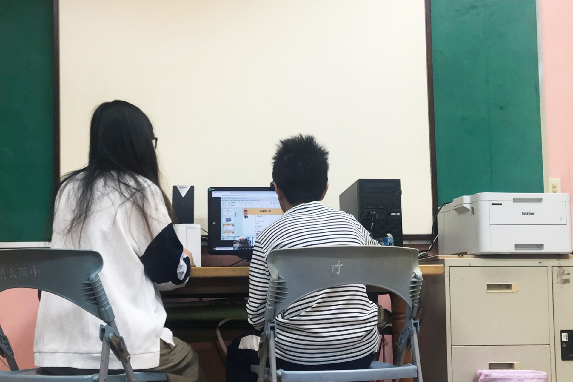 ]國立清華大學附設實驗小學五年級張同學與協同人員一起練習秀姑巒阿美語拼音