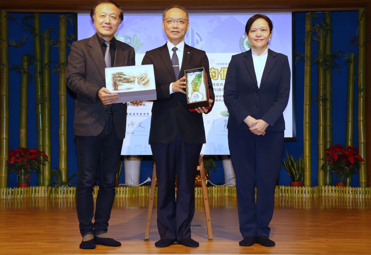 三方簽約代表分別由台灣建築中心由崔懋森董事長(左)、慈濟基金會顏博文執行長(中)、慈濟大學劉怡均校長(右)進行合作備忘錄簽署。