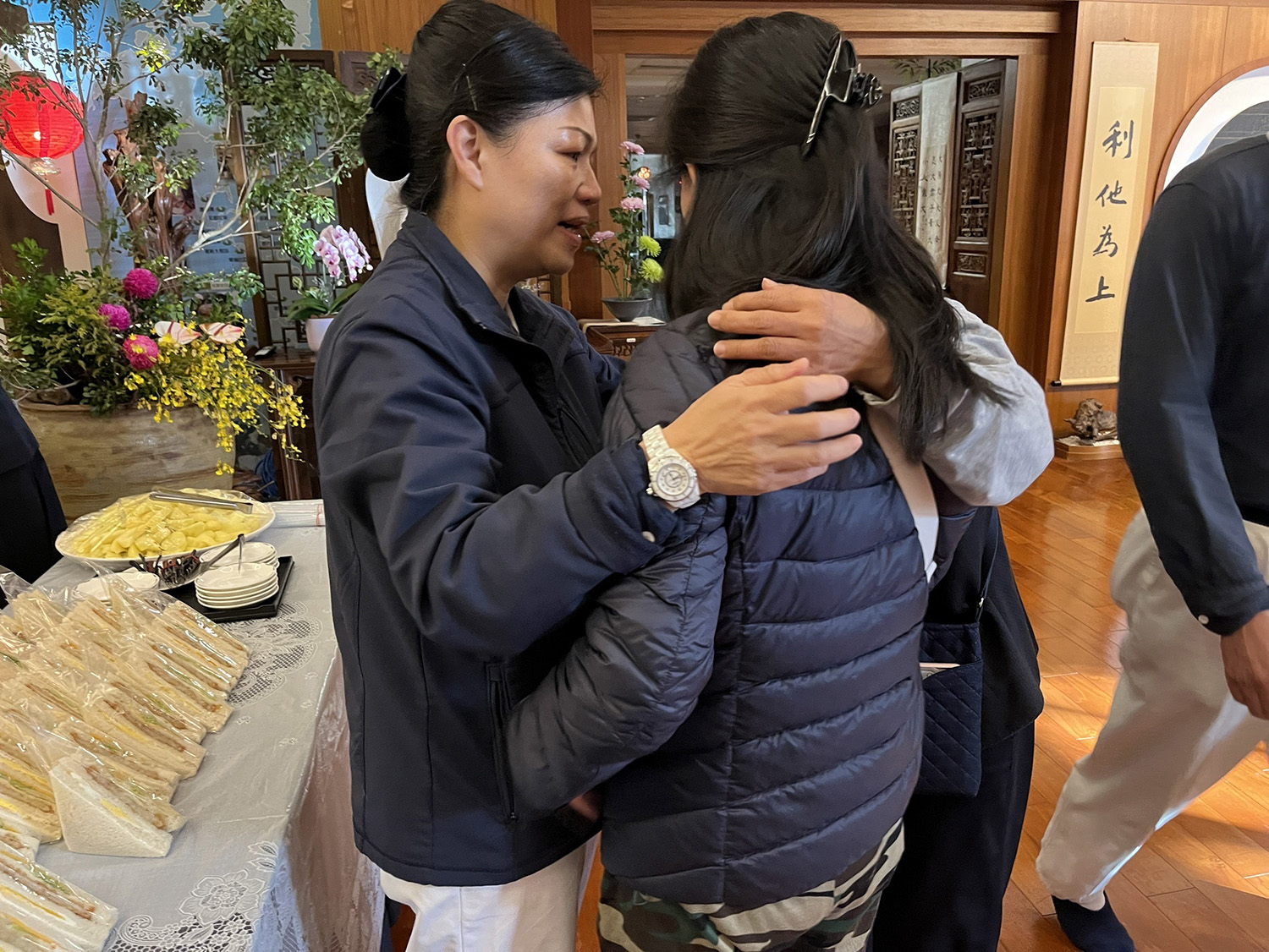 志工貼心為受災居民準備早餐,陪伴給予安心關懷。