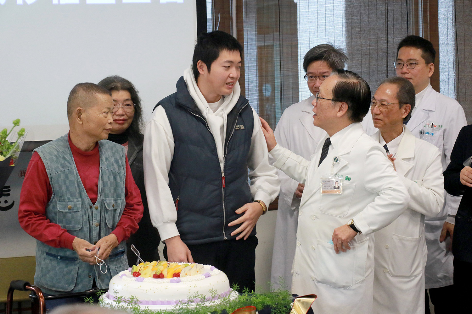 簡守信院長(右)向翁姓父子表達感謝,期望這份愛的力量為更多等待移植的病人帶來希望與勇氣。