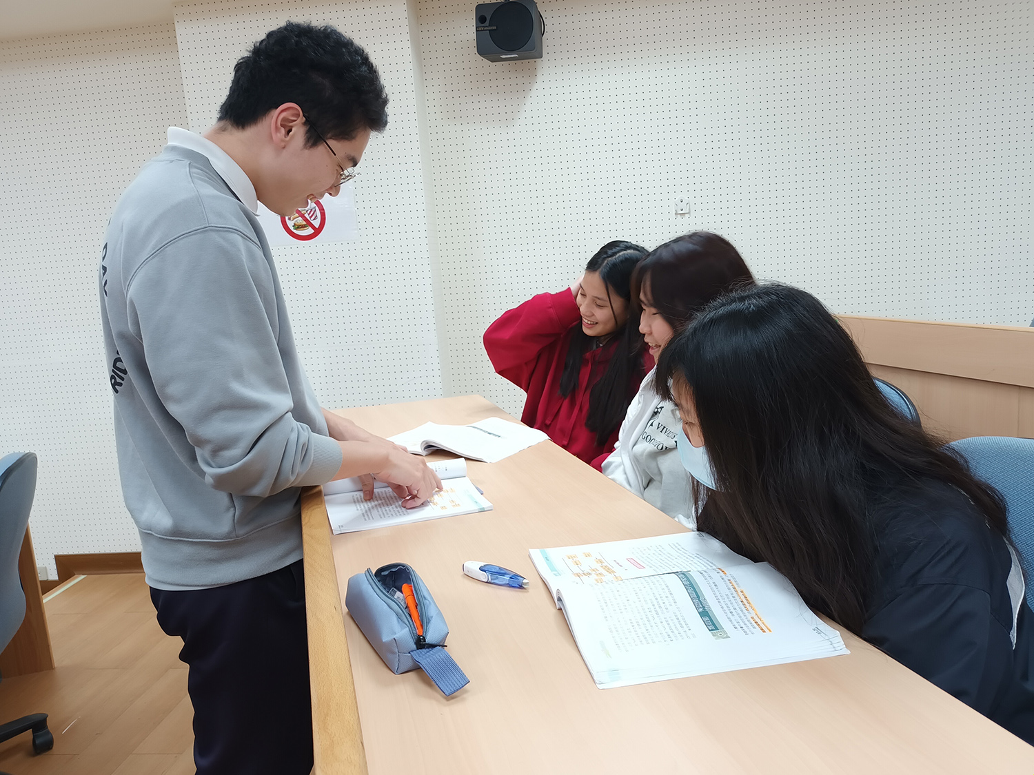 根據每週學習進度和反饋，調整教學內容。