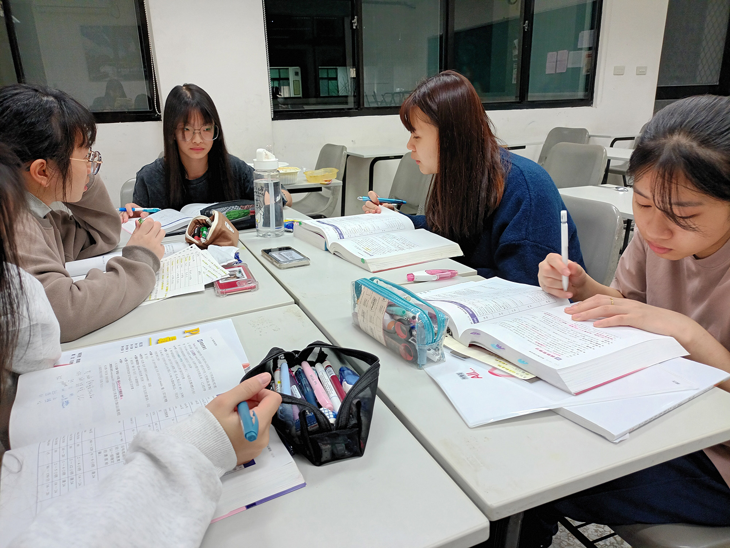 每四到六名學生，搭配一名家教課輔小老師。