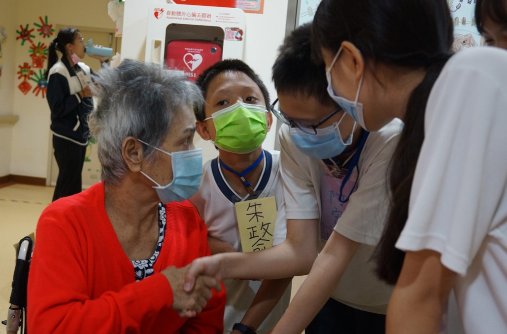 「下次還要再來喔!」活動到了尾聲,阿嬤拉起志工的手依依不捨的道別,並叮嚀要好好。