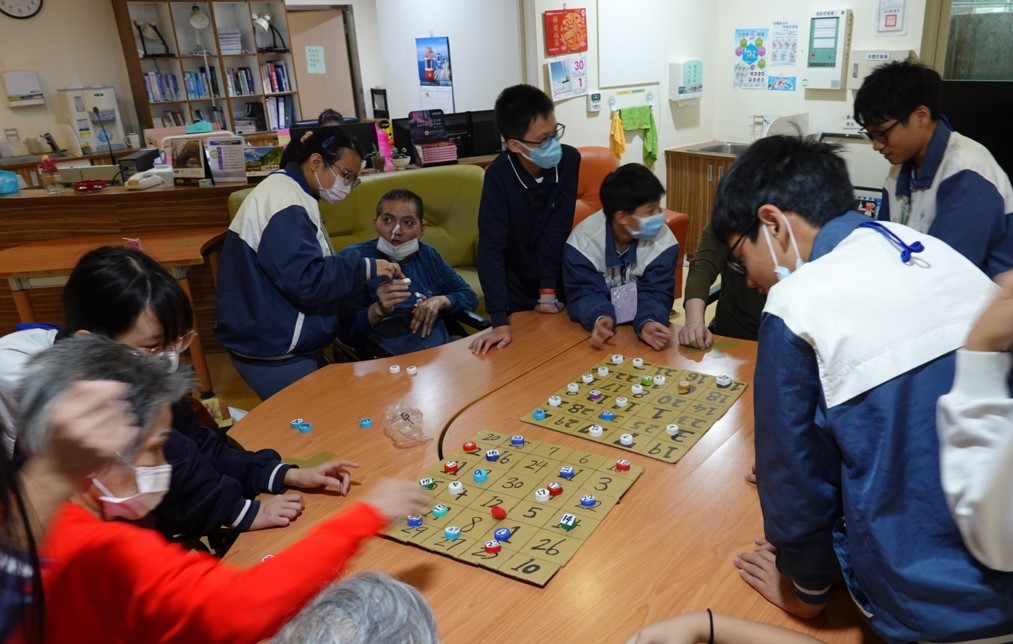 「數字賓果」遊戲,每人輪流抽一個數字,最先連成一直線就喊出「賓果」即獲得勝利。