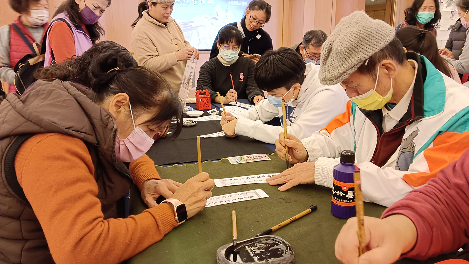 一九八四年就已經是慈濟會員的楊先生(右),幾乎年年都來參加歲末祝福,今年和太太(左)一起來。