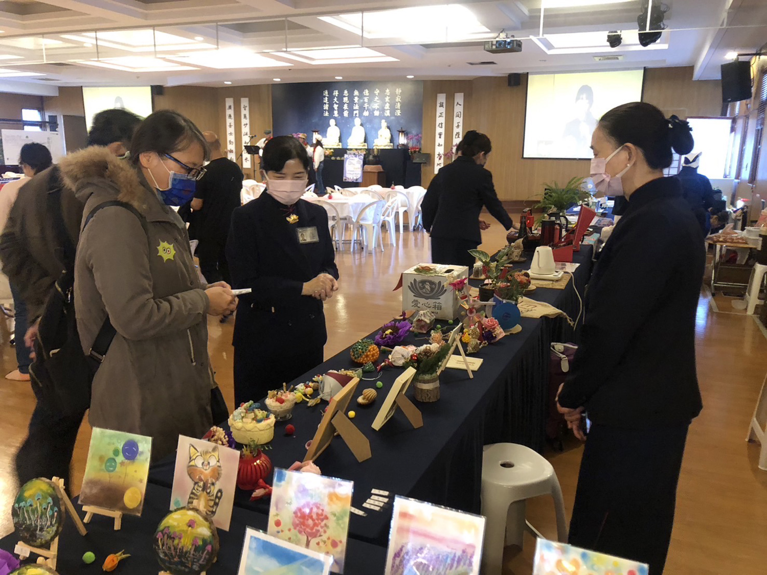 「如畫人生粉精彩」展出新竹靜思堂C據點長輩的作品。
