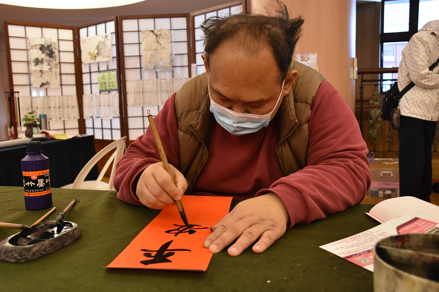 以書法結合寫心經的彩墨書法林建宏老師表示,希望大家能夠拿起毛筆簡單的寫一兩句心經,寫的好壞沒有關係。