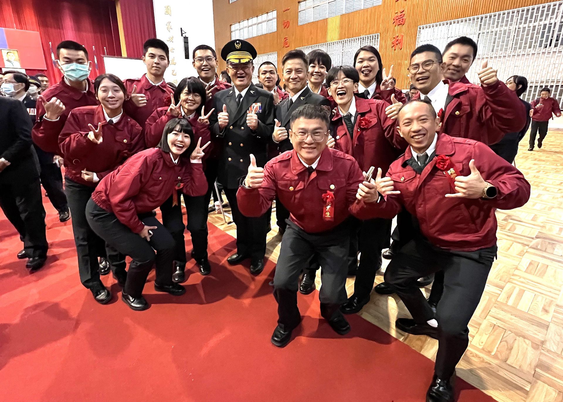 消防署長蕭煥章與消防特考班學員合照
