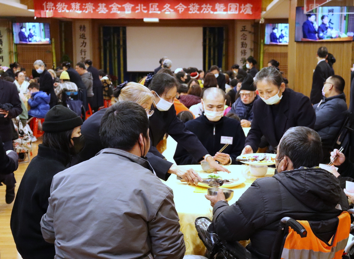 慈濟基金會全臺各地舉辦「冬令發放暨圍爐活動」,1月11日臺北市、新北市合計八個場次同步舉行,超過3221戶家庭受惠。