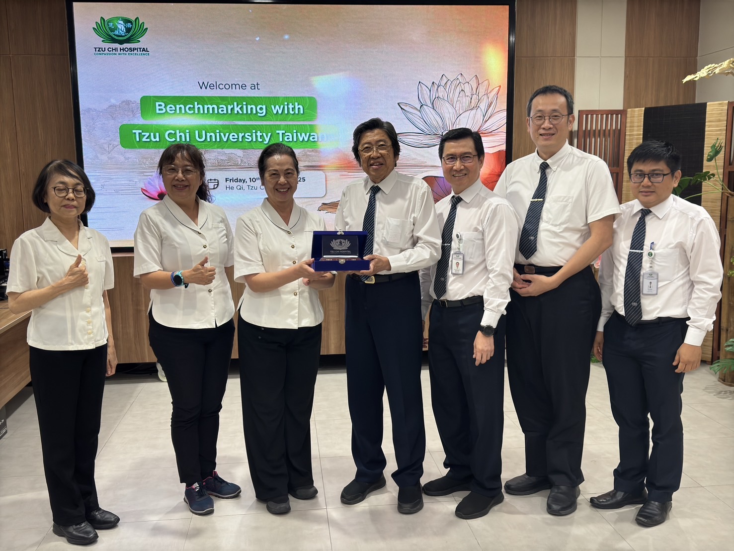 印尼慈濟醫院Suriyanto Ng院長致贈結緣品給慈濟大學護理學院彭台珠院長。