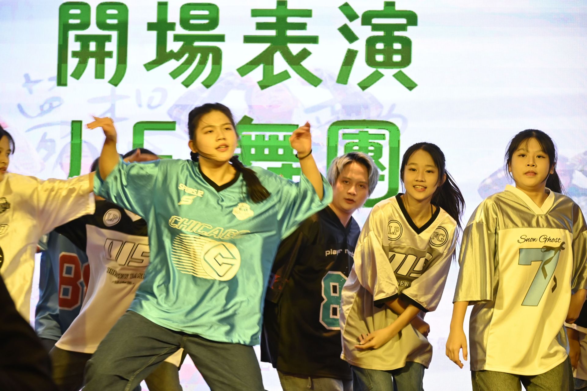 由家扶所陪伴的孩子組成的JF舞團進行精采的開場演出